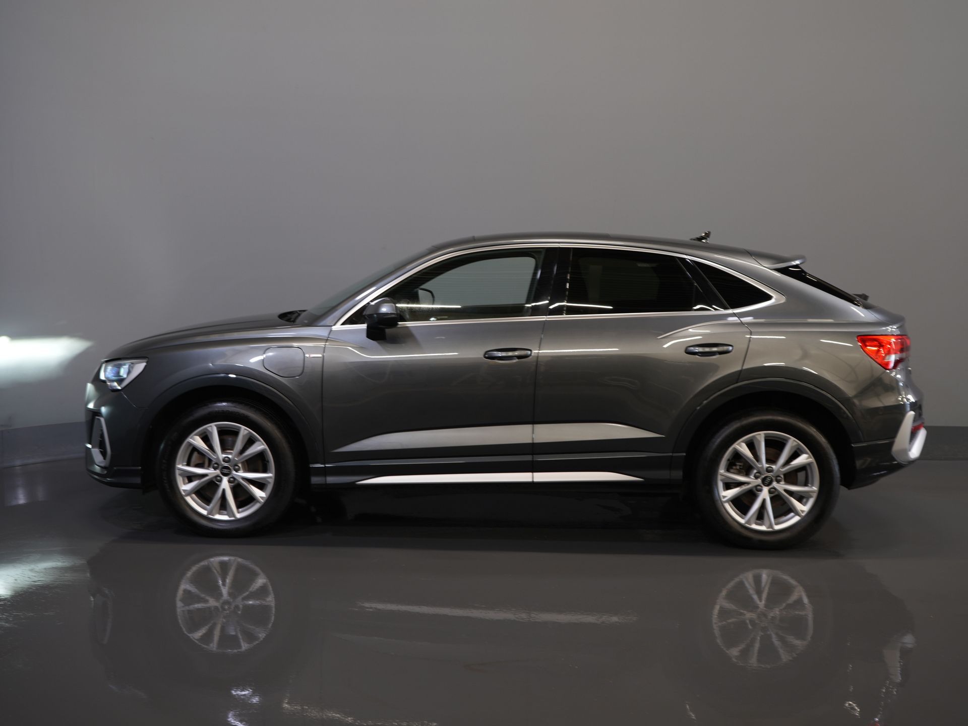 Audi Q3 Sportback SUV 45 TFSI E-Tron 245 pk S-Line Virtual Cockpit/ Pano/ Carplay/ Stoelverw./ PDC/ Trekhaak