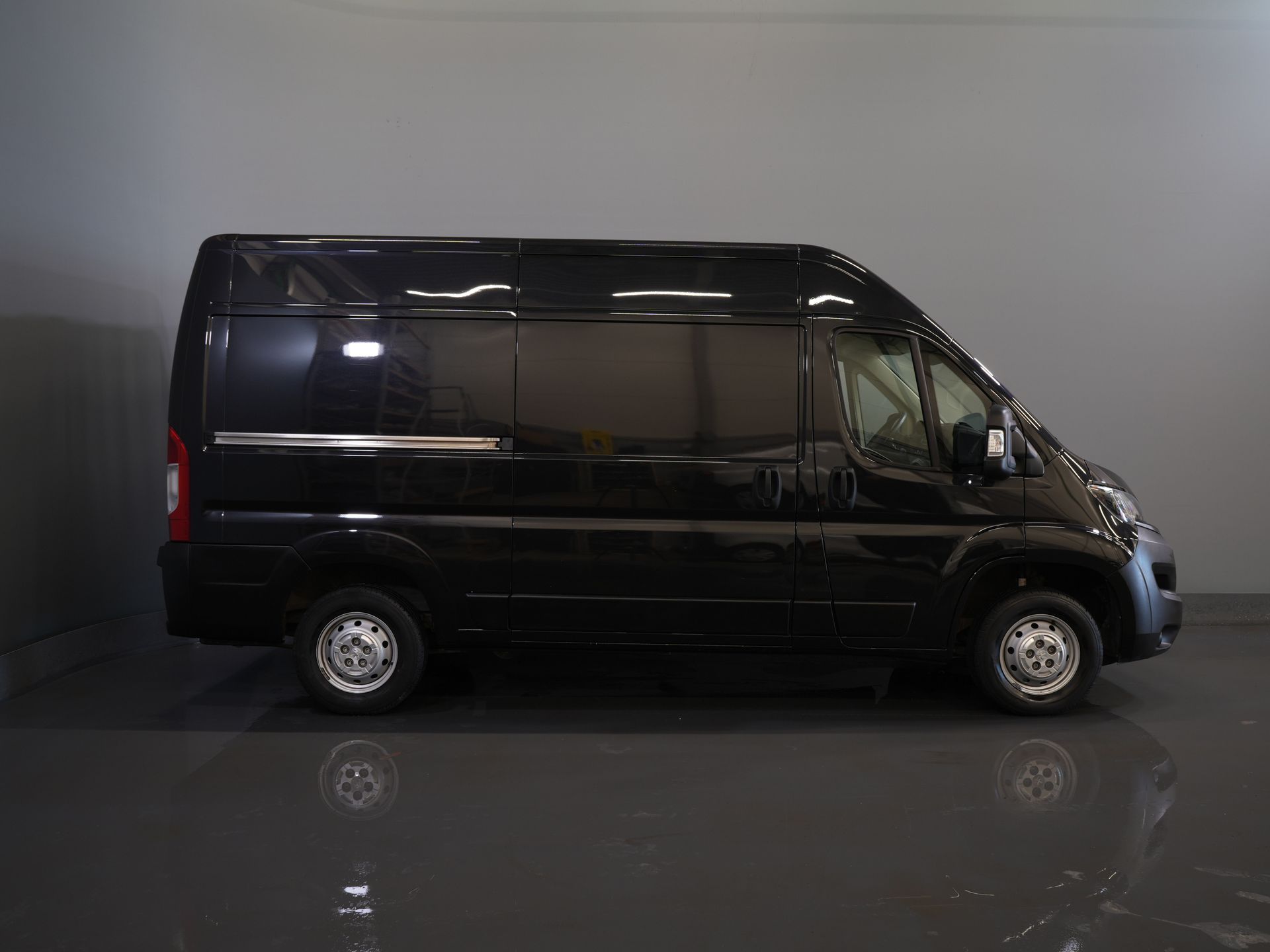Peugeot Boxer Van 2.2 HDI 120 cv L2H2 Telecamera/ Cruise/ Airco/ Navi/ PDC/ DAB