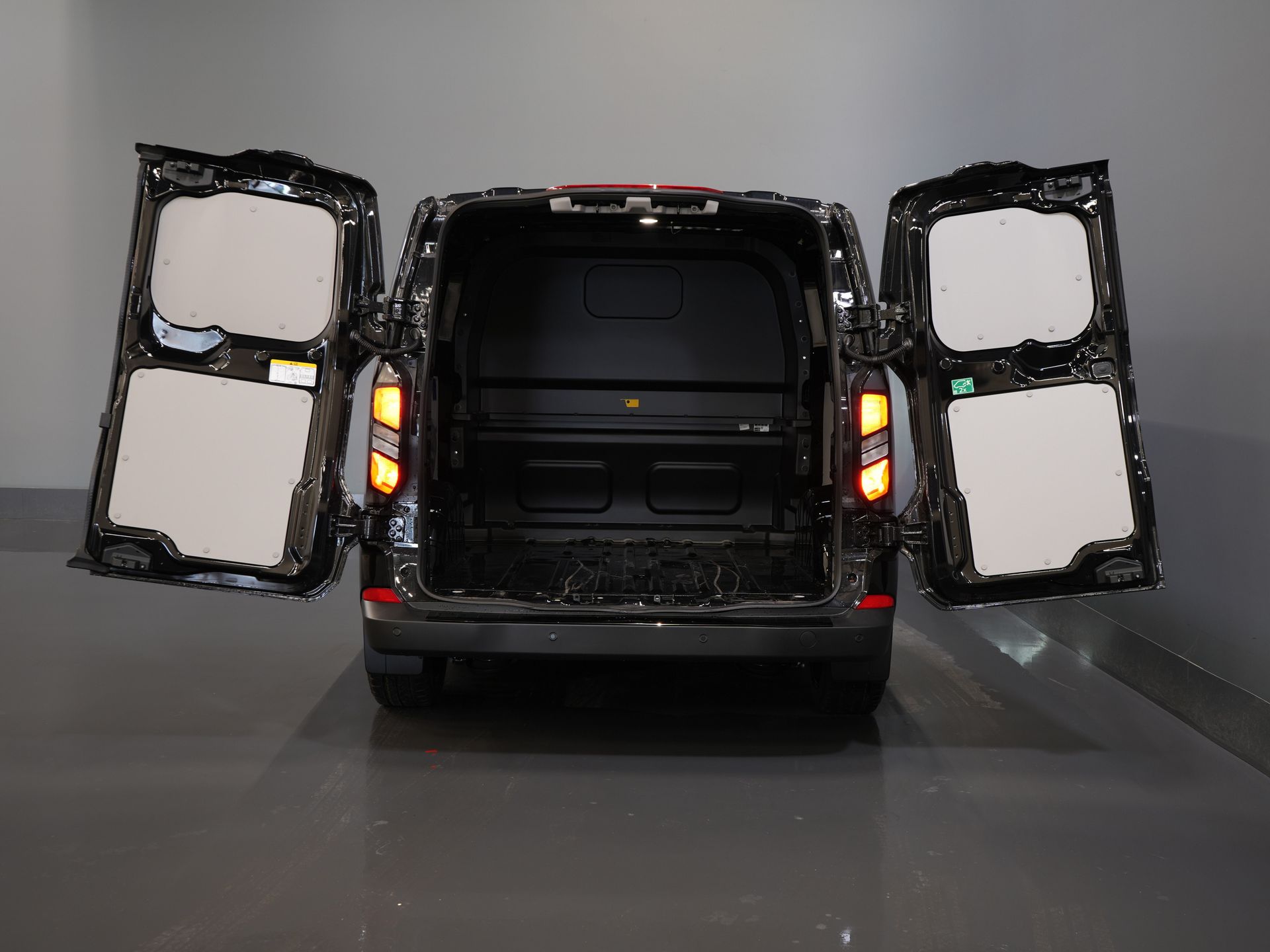 Ford Transit Custom Bestelbus 2.0 TDCI 150 pk L2 Trend DC Dubbel Cabine BPM VRIJ! Garantie 5J of 200.000km/ Adapt.Cruise/ 2xSchuifdeur/ LED/ Navi/ Stoelverw./