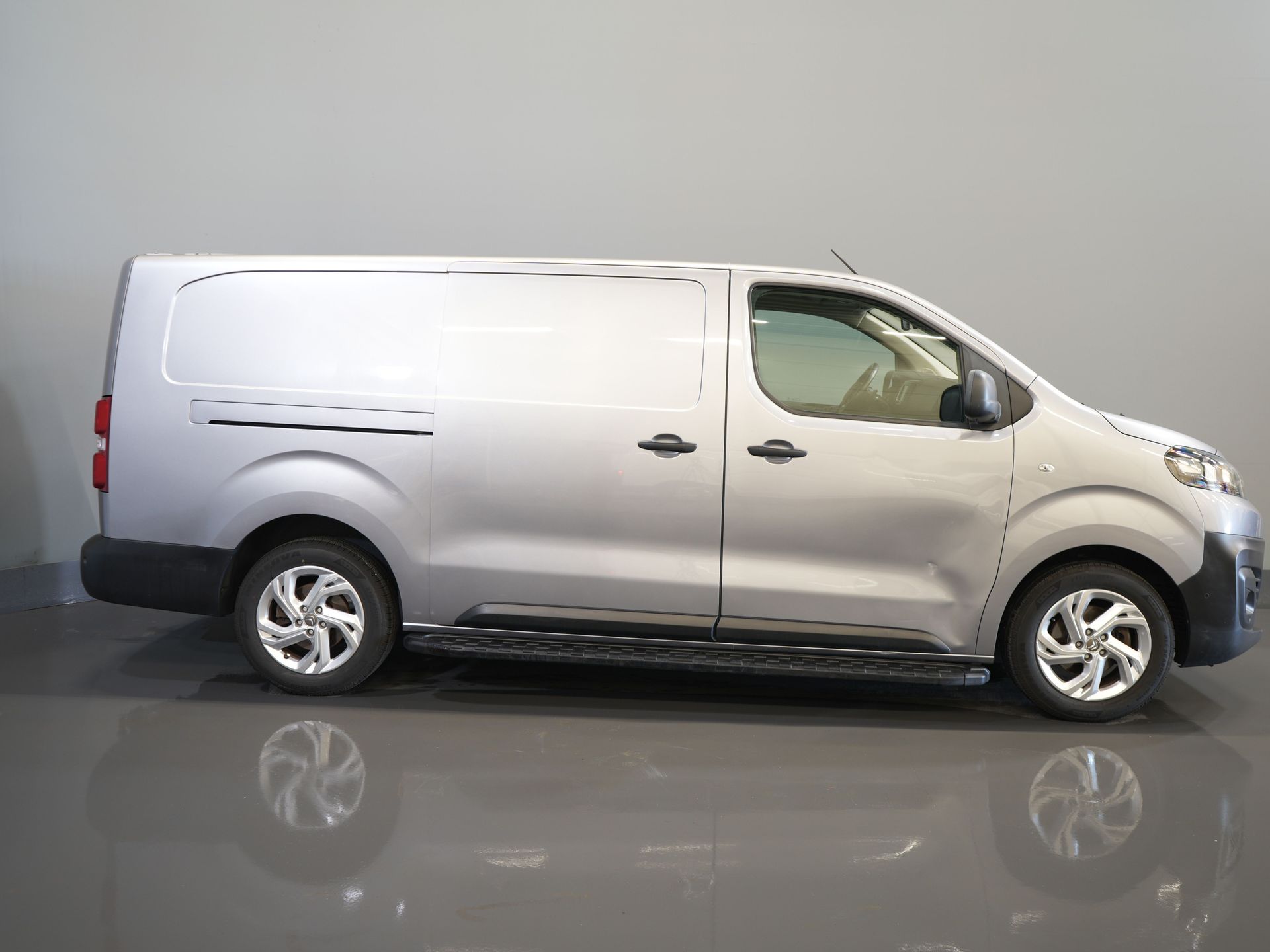 Citroën Jumpy Van 2.0 HDI 180 ch Aut. L3 DB Belt VV/ Carplay/ 2.5t Towing device/ Camera/ PDC/ Seatverw./ 17