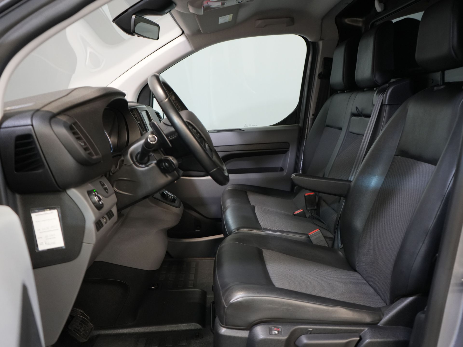 Citroën Jumpy Van 2.0 HDI 180 к.с. авт. L3 DB Ремінь безпеки VV/ Carplay/ 2.5т Буксирний пристрій/ Камера/ PDC/ Сидіння/ 17