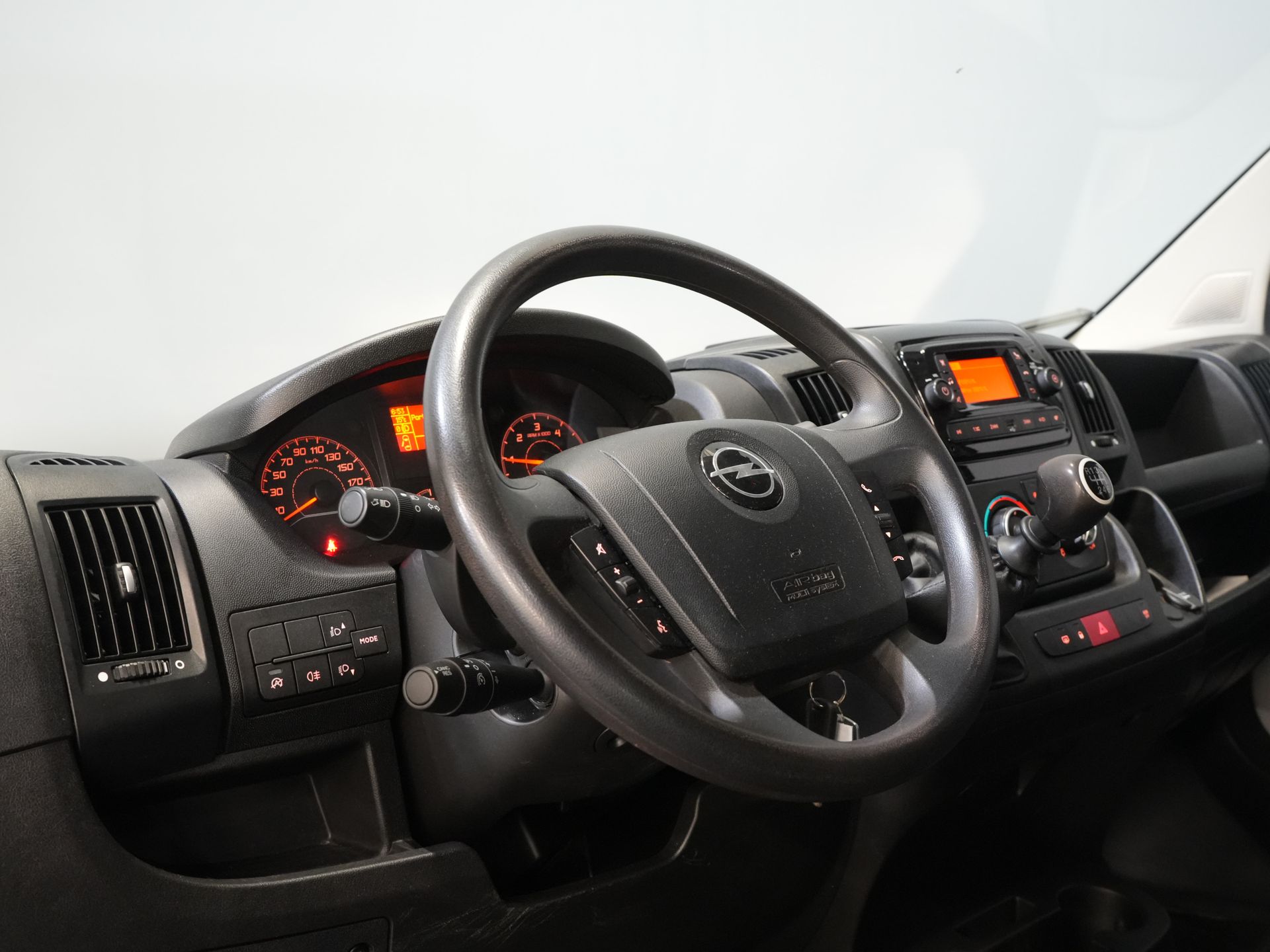 Opel Movano Відкрита вантажна платформа 2.2 140 к.с. DC Double Cab Відкрита вантажна платформа/ 7 чол./ 2.5т Trekverm./ Cruise/ Airco/ 288x215x35/ Самовивіз