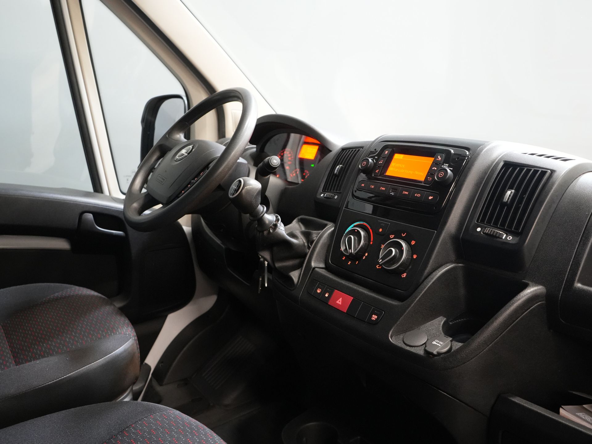 Opel Movano Відкрита вантажна платформа 2.2 140 к.с. DC Double Cab Відкрита вантажна платформа/ 7 чол./ 2.5т Trekverm./ Cruise/ Airco/ 288x215x35/ Самовивіз