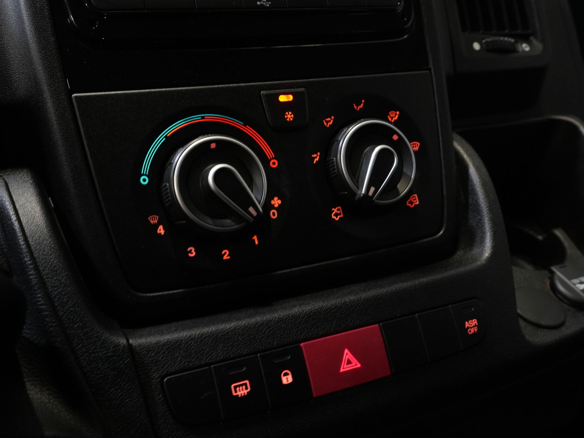 Opel Movano Відкрита вантажна платформа 2.2 140 к.с. DC Double Cab Відкрита вантажна платформа/ 7 чол./ 2.5т Trekverm./ Cruise/ Airco/ 288x215x35/ Самовивіз
