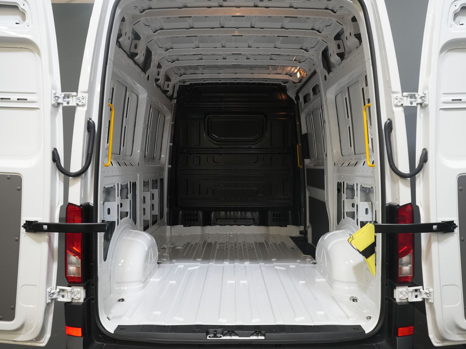 Volkswagen Crafter Van 35 2.0 TDI 140 к.с. DSG Aut. L3H3 BPM FREE/ LED/ Віртуальний кокпіт/ Камера/ Круїз/ Carplay/ Gev.Stoel