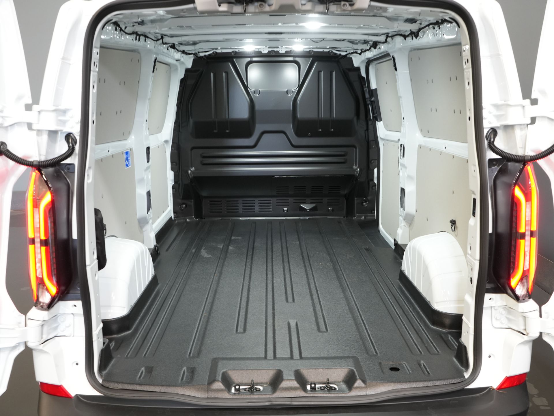 Ford E-Transit Custom Van L2 330 km WLTP LED/ Riscaldatore in piedi/ Seatverw./ Snellcharger/ 2,3t Traino amp/ Carplay/ Clima/ Telecamera/ PDC/ Crociera