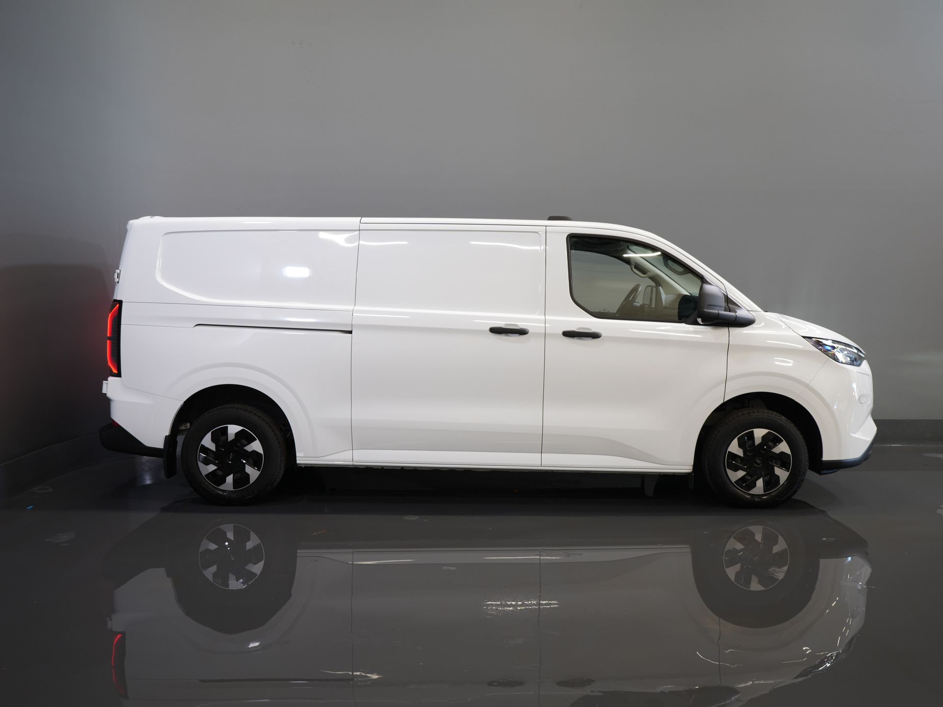 Ford E-Transit Custom Van L2 330 km WLTP LED/ Riscaldatore in piedi/ Seatverw./ Snellcharger/ 2,3t Traino amp/ Carplay/ Clima/ Telecamera/ PDC/ Crociera
