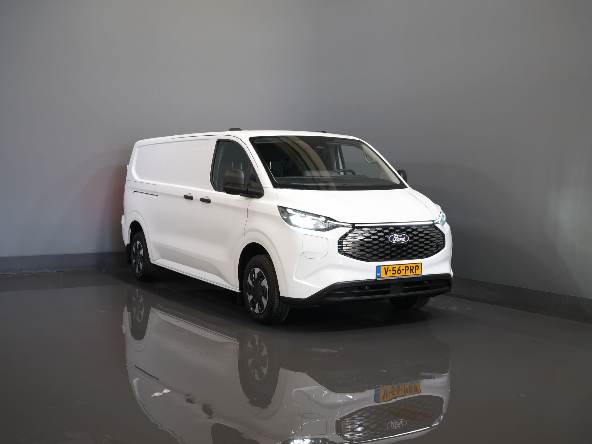 Ford E-Transit Custom Van L2 330 km WLTP LED/ Riscaldatore in piedi/ Seatverw./ Snellcharger/ 2,3t Traino amp/ Carplay/ Clima/ Telecamera/ PDC/ Crociera