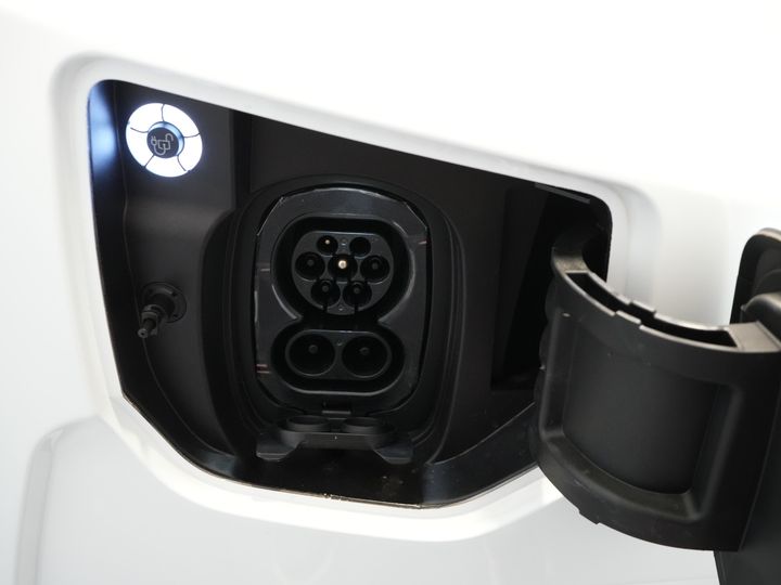 Ford E-Transit Custom Van L2 330 km WLTP LED/ Riscaldatore in piedi/ Seatverw./ Snellcharger/ 2,3t Traino amp/ Carplay/ Clima/ Telecamera/ PDC/ Crociera