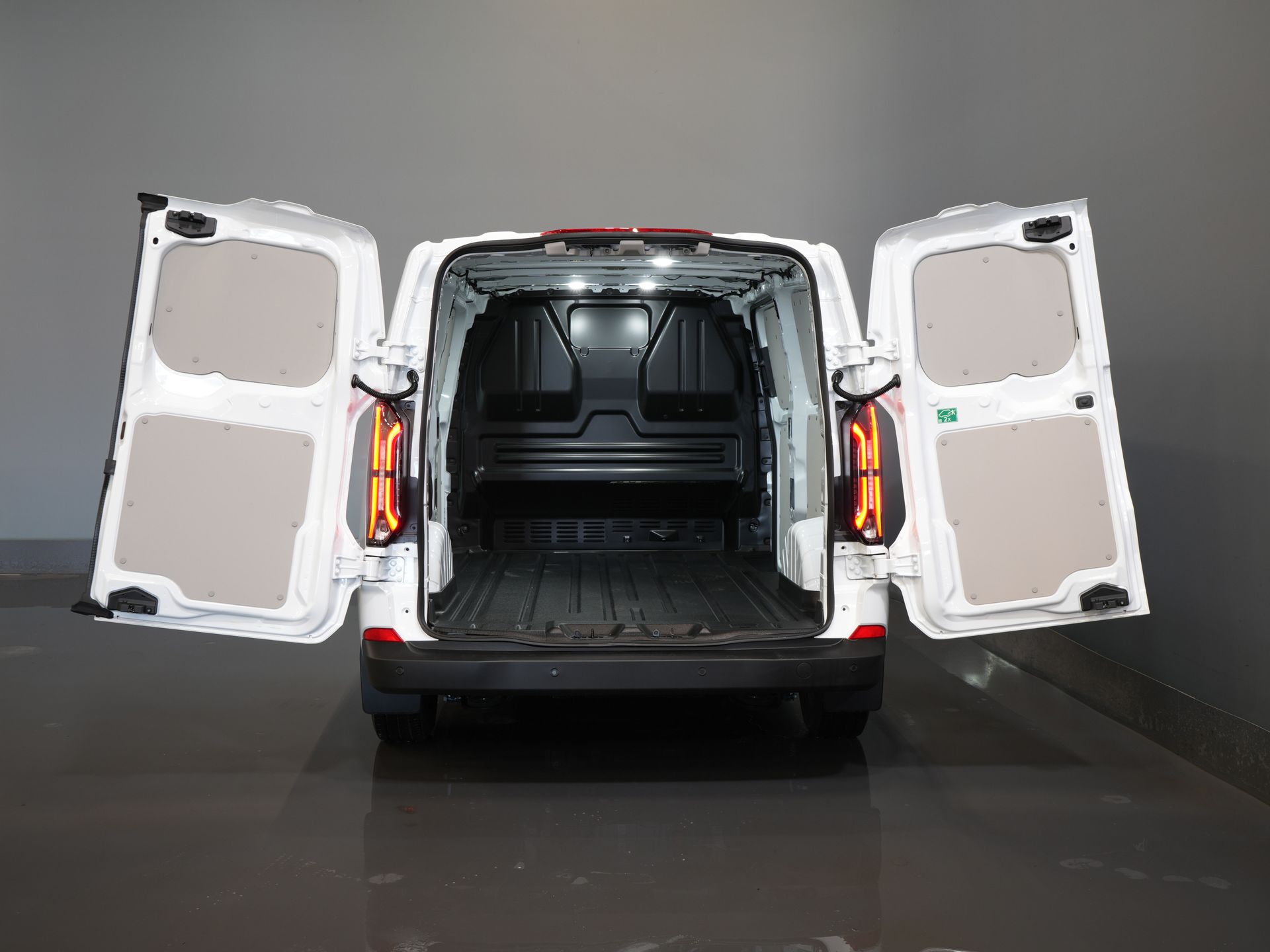 Ford E-Transit Custom Van L2 330 km WLTP LED/ Riscaldatore in piedi/ Seatverw./ Snellcharger/ 2,3t Traino amp/ Carplay/ Clima/ Telecamera/ PDC/ Crociera