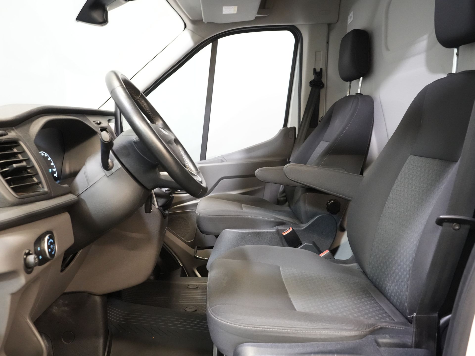 Ford Transit Bestelbus 350 2.0 TDCI 130 pk L3H2 Trend EXPORT ONLY Carplay/ Stoelverw./ 2,8T Trekverm./ Trekhaak/ Navi/ Airco