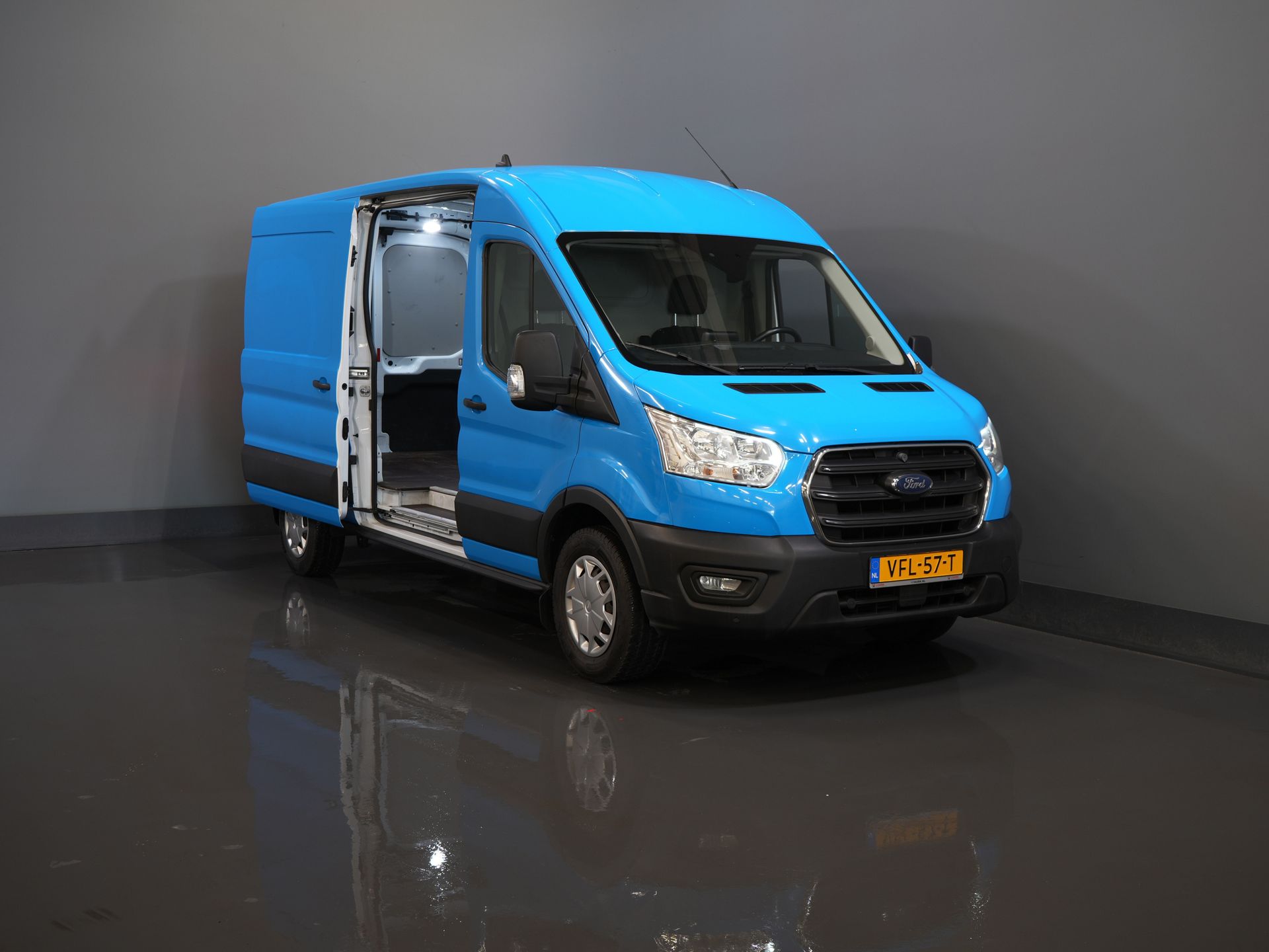 Ford Transit Bestelbus 350 2.0 TDCI 130 pk L3H2 Trend EXPORT ONLY Carplay/ Stoelverw./ 2,8T Trekverm./ Trekhaak/ Navi/ Airco