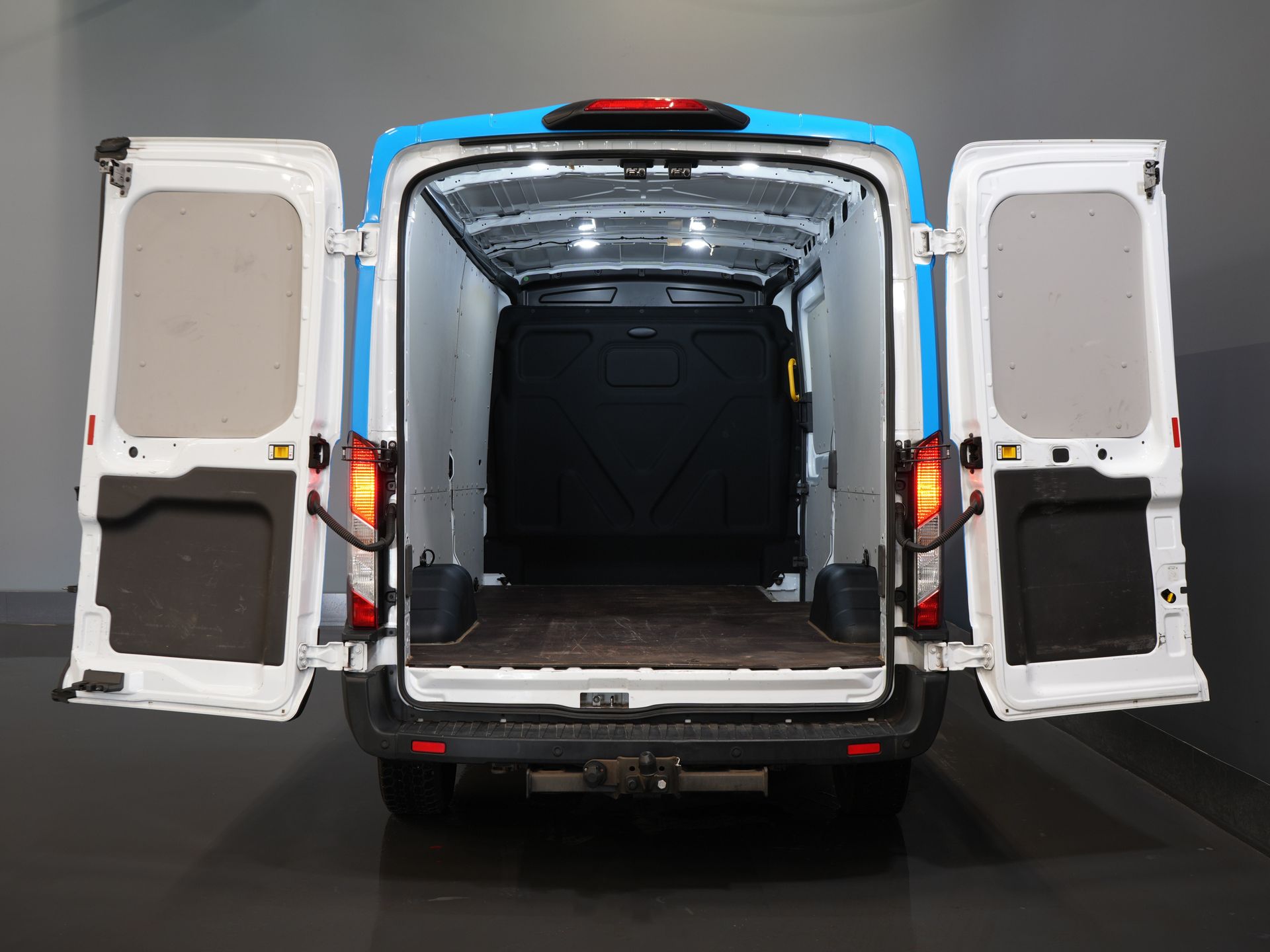Ford Transit Bestelbus 350 2.0 TDCI 130 pk L3H2 Trend EXPORT ONLY Carplay/ Stoelverw./ 2,8T Trekverm./ Trekhaak/ Navi/ Airco