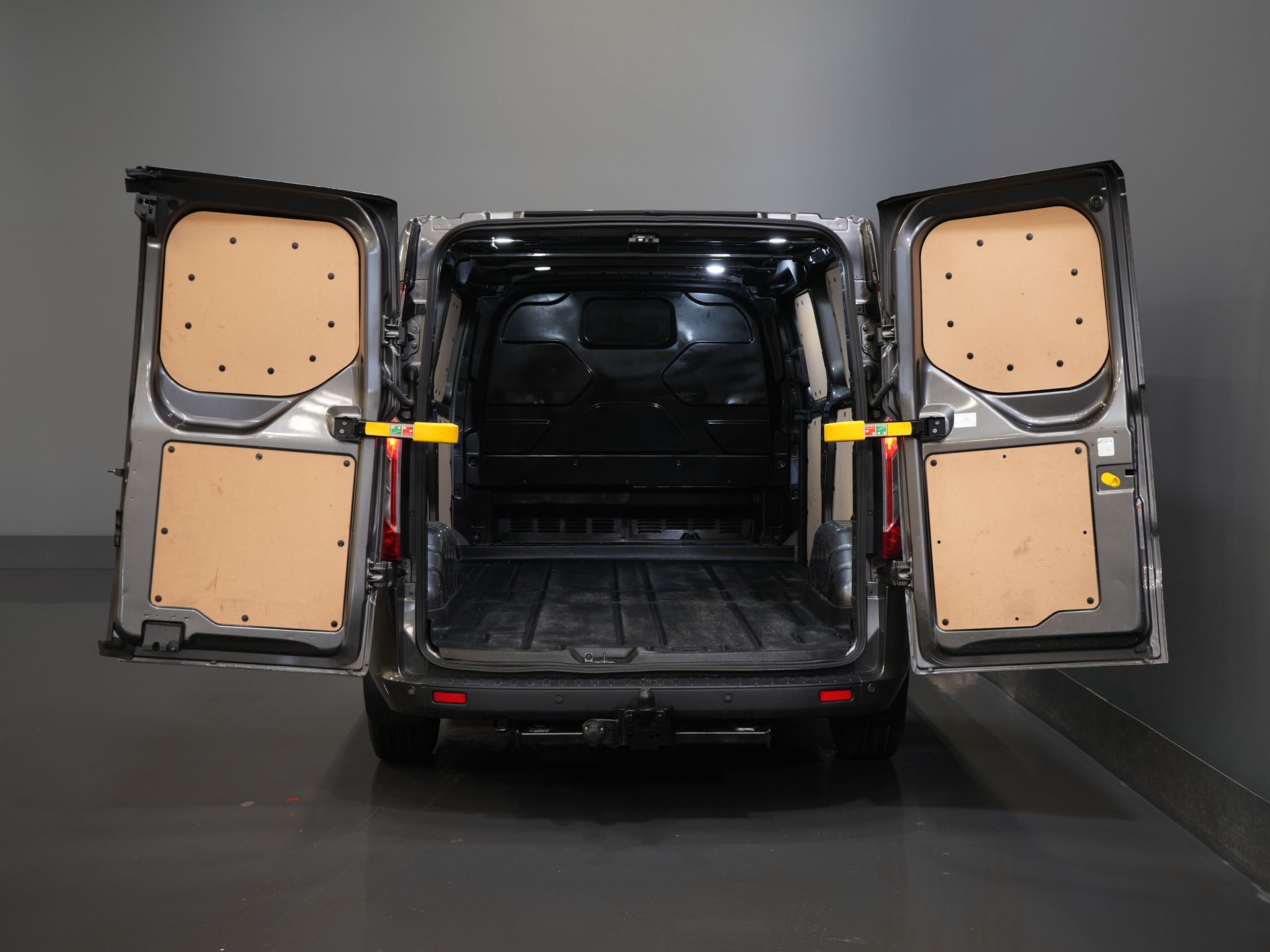 Ford Transit Custom Bestelbus 320 2.0 TDCI 130 pk Aut. L2 Trend Weinig Km/ Carplay/ Cruise/ Airco/ Camera/ PDC V+A/ Trekhaak