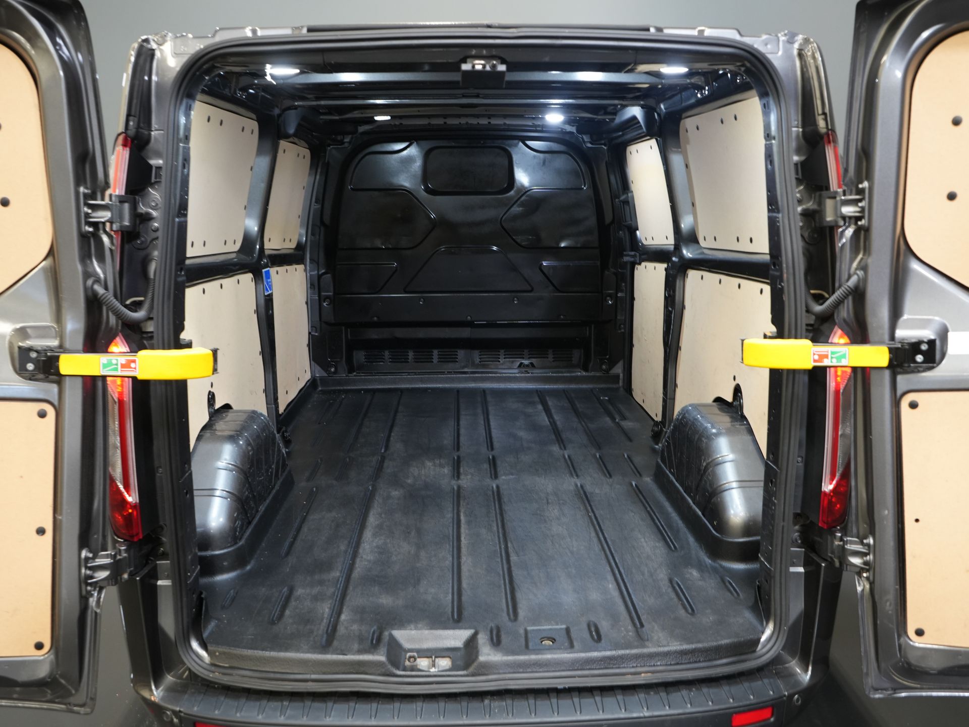 Ford Transit Custom Bestelbus 320 2.0 TDCI 130 pk Aut. L2 Trend Weinig Km/ Carplay/ Cruise/ Airco/ Camera/ PDC V+A/ Trekhaak