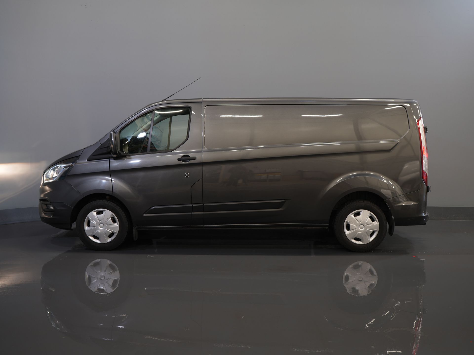 Ford Transit Custom Bestelbus 320 2.0 TDCI 130 pk Aut. L2 Trend Weinig Km/ Carplay/ Cruise/ Airco/ Camera/ PDC V+A/ Trekhaak