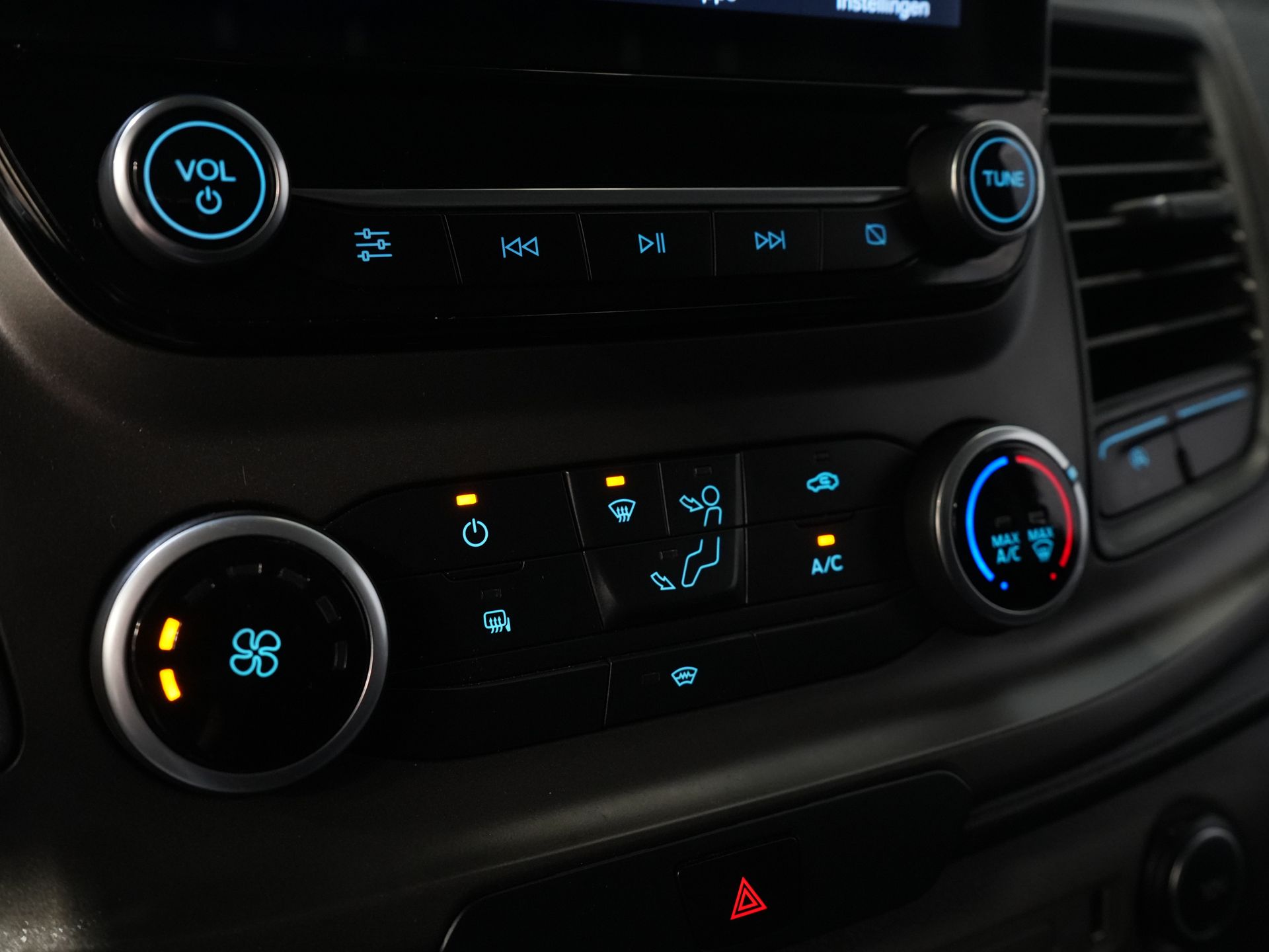 Ford Transit Custom Bestelbus 320 2.0 TDCI 130 pk Aut. L2 Trend Weinig Km/ Carplay/ Cruise/ Airco/ Camera/ PDC V+A/ Trekhaak