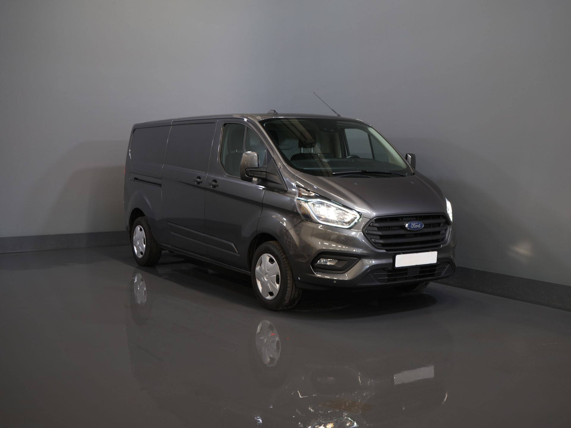 Ford Transit Custom Bestelbus 320 2.0 TDCI 130 pk Aut. L2 Trend Weinig Km/ Carplay/ Cruise/ Airco/ Camera/ PDC V+A/ Trekhaak