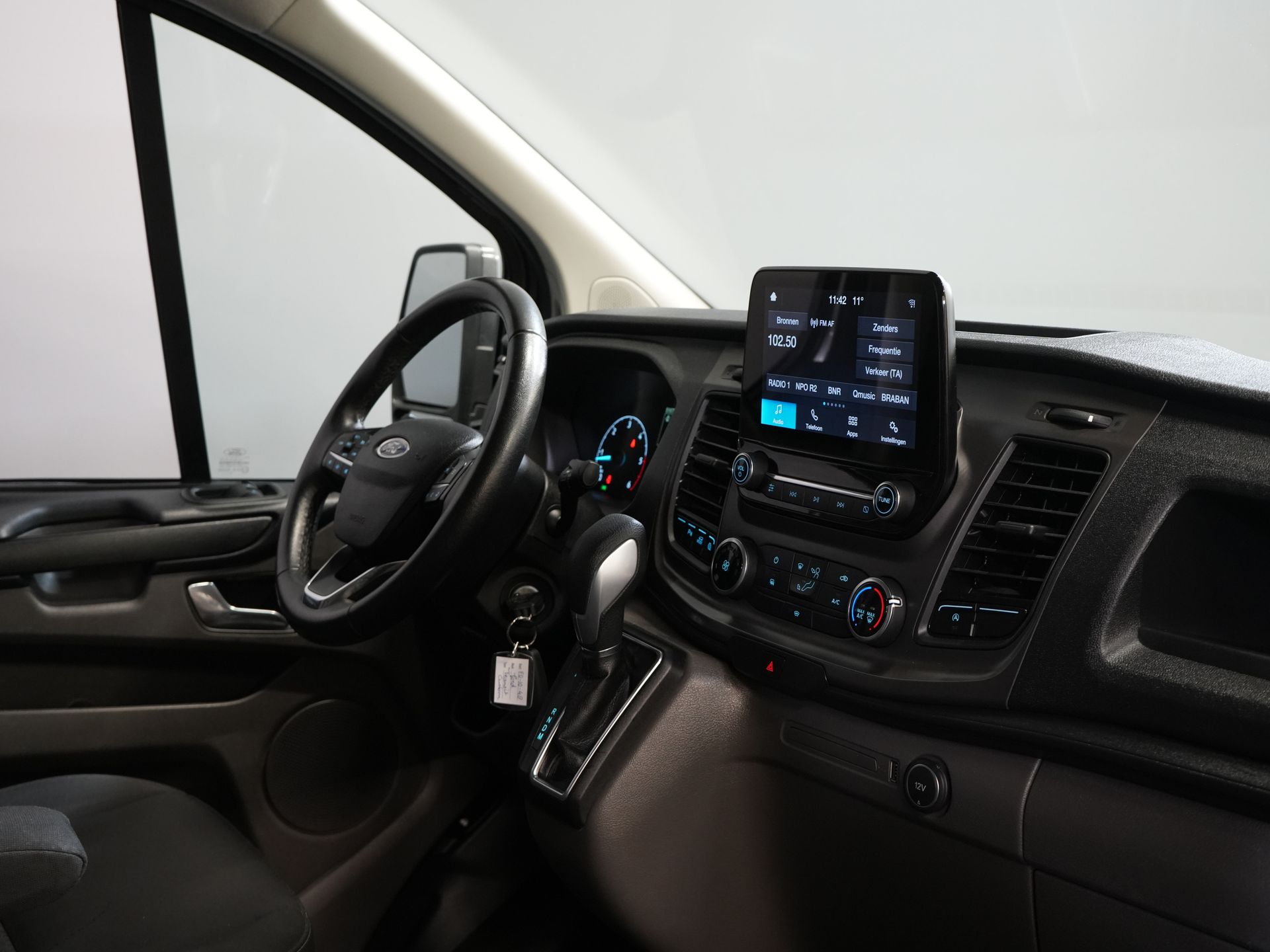 Ford Transit Custom Bestelbus 320 2.0 TDCI 130 pk Aut. L2 Trend Weinig Km/ Carplay/ Cruise/ Airco/ Camera/ PDC V+A/ Trekhaak