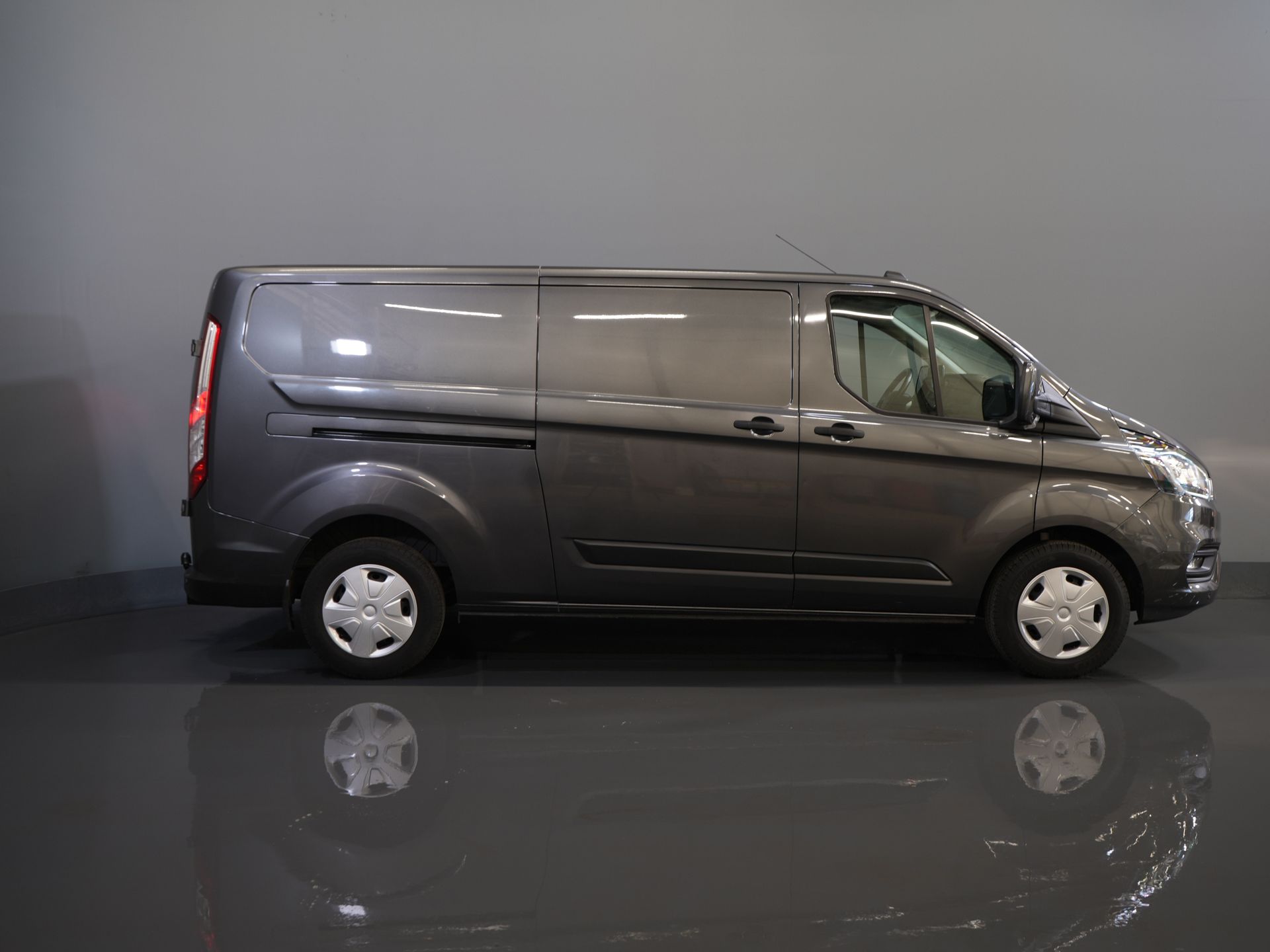 Ford Transit Custom Bestelbus 320 2.0 TDCI 130 pk Aut. L2 Trend Weinig Km/ Carplay/ Cruise/ Airco/ Camera/ PDC V+A/ Trekhaak