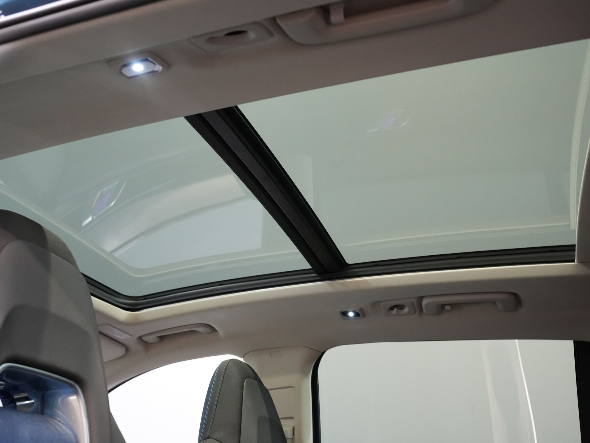 Lynk & Co 01 SUV Pano/ LED/ Adapt.Cruise/ Elektryczna klapa/ Mem.Stoel/ Keyless/ Carplay/ Navi/ Podgrzewane fotele/ Klimatyzacja/ 20'' LMV