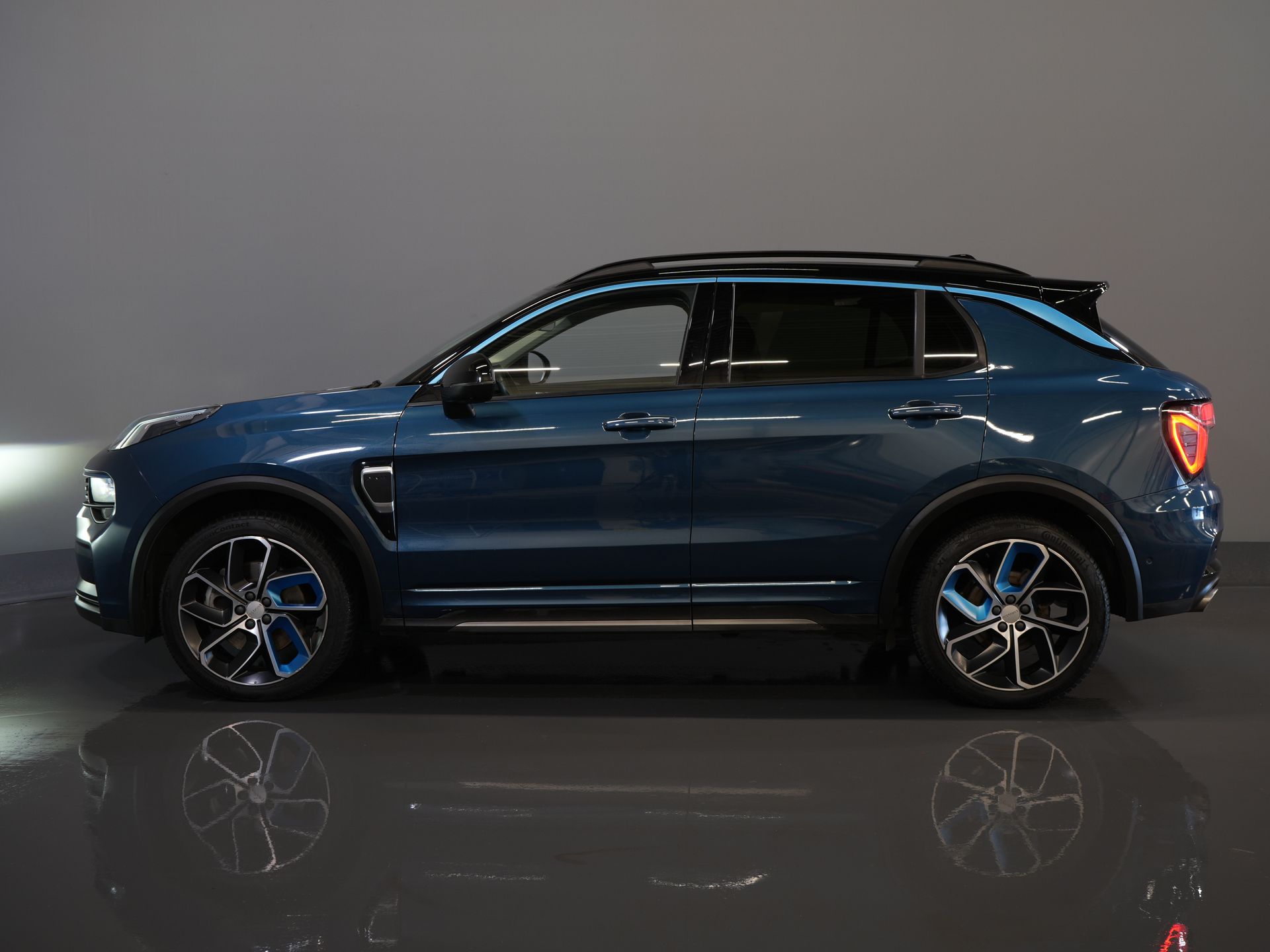 Lynk & Co 01 SUV Pano/ LED/ Adapt.Cruise/ Elektryczna klapa/ Mem.Stoel/ Keyless/ Carplay/ Navi/ Podgrzewane fotele/ Klimatyzacja/ 20'' LMV