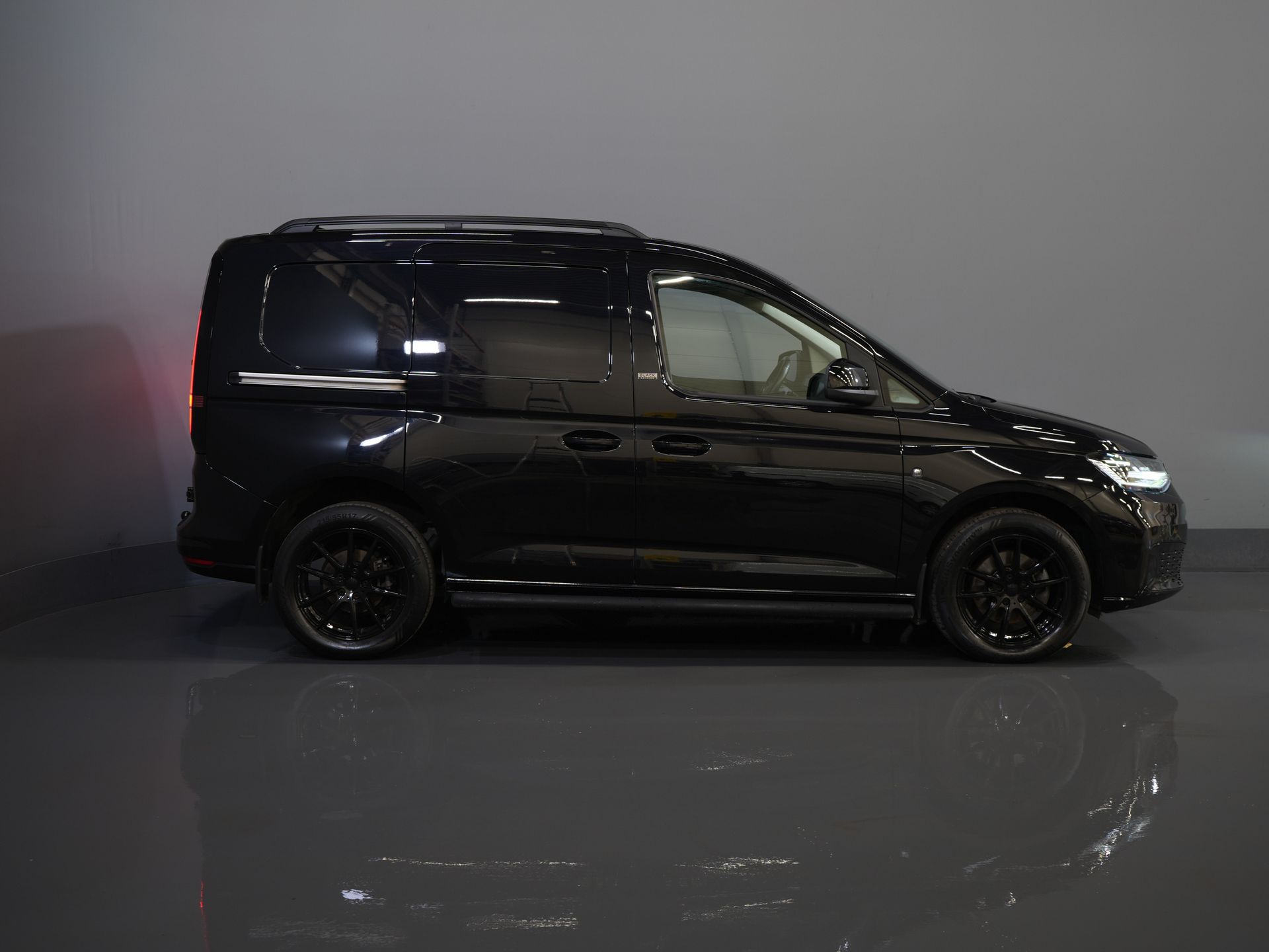 Volkswagen Caddy Cargo Bestelbus 2.0 TDI 125 pk DSG Aut. BPM VRIJ! Black Edition/ LED/ Virtual Cockpit/ Leder/ Adapt. Cruise/ Carplay/ Stoelverw./ Camera