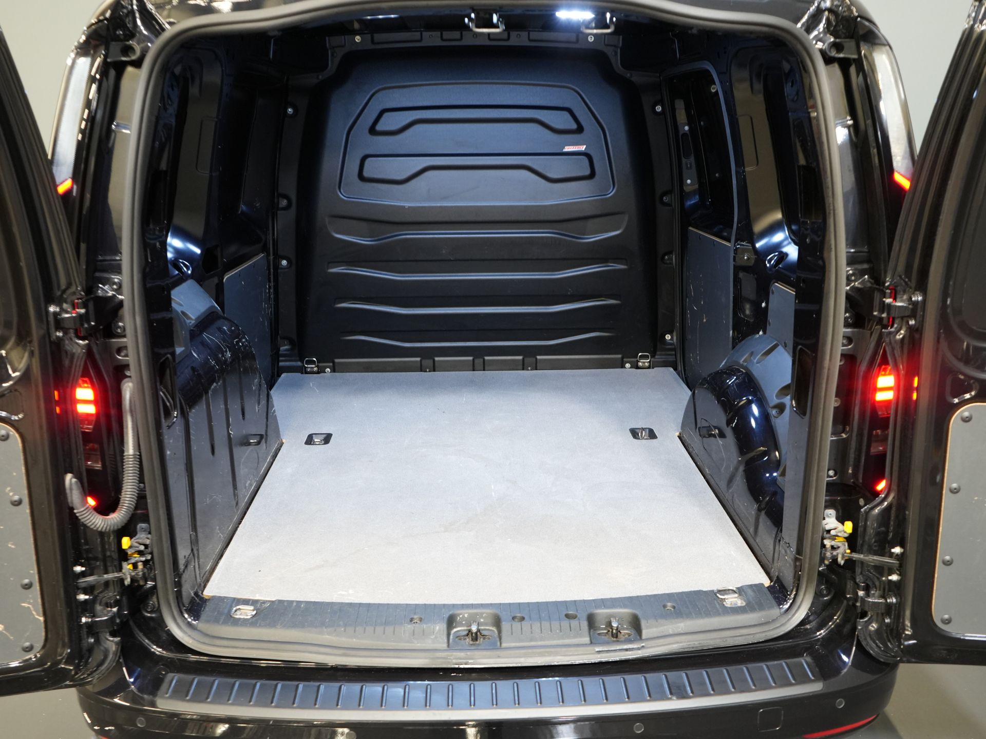 Volkswagen Caddy Cargo Bestelbus 2.0 TDI 125 pk DSG Aut. BPM VRIJ! Black Edition/ LED/ Virtual Cockpit/ Leder/ Adapt. Cruise/ Carplay/ Stoelverw./ Camera