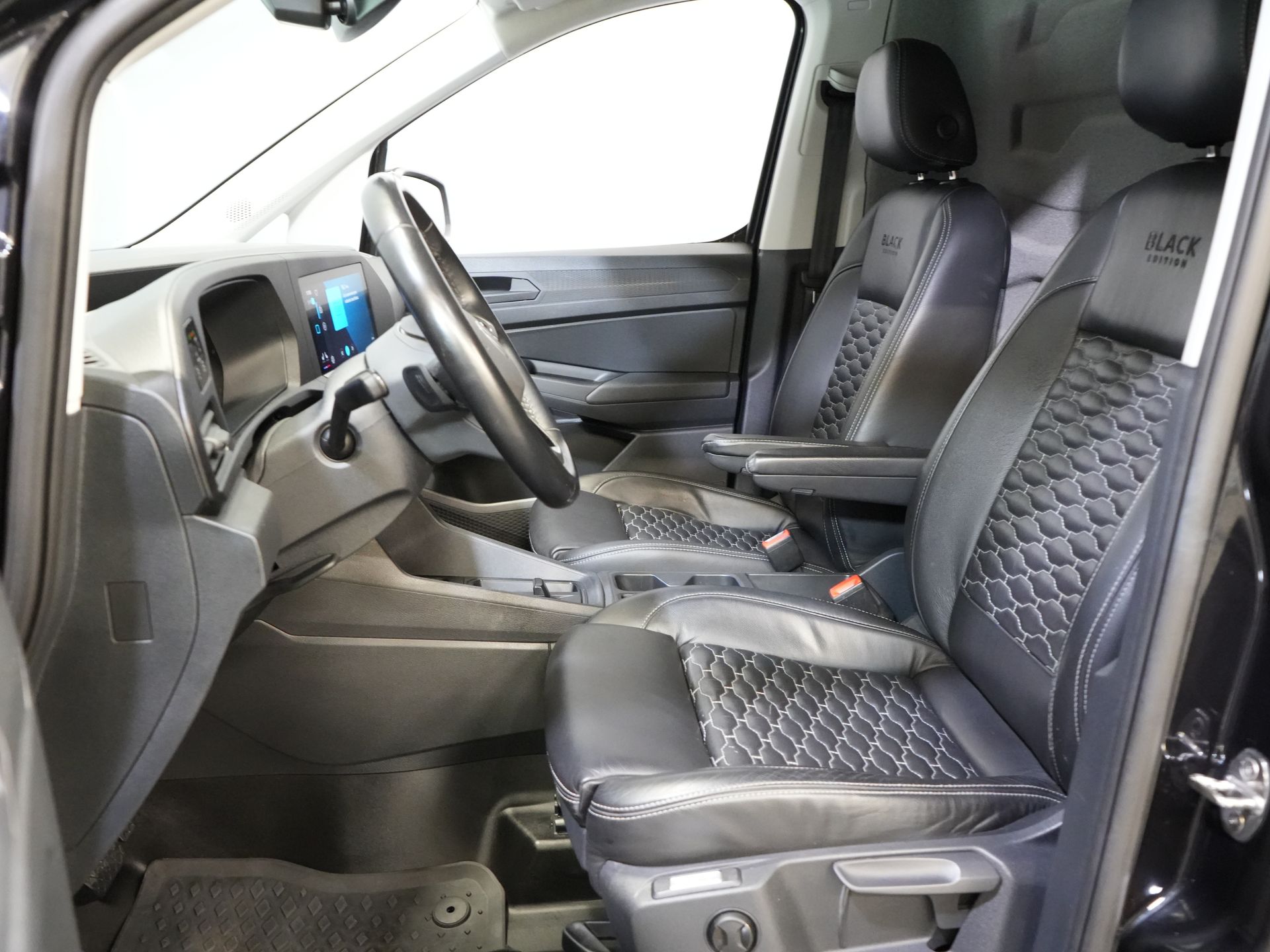 Volkswagen Caddy Cargo Bestelbus 2.0 TDI 125 pk DSG Aut. BPM VRIJ! Black Edition/ LED/ Virtual Cockpit/ Leder/ Adapt. Cruise/ Carplay/ Stoelverw./ Camera