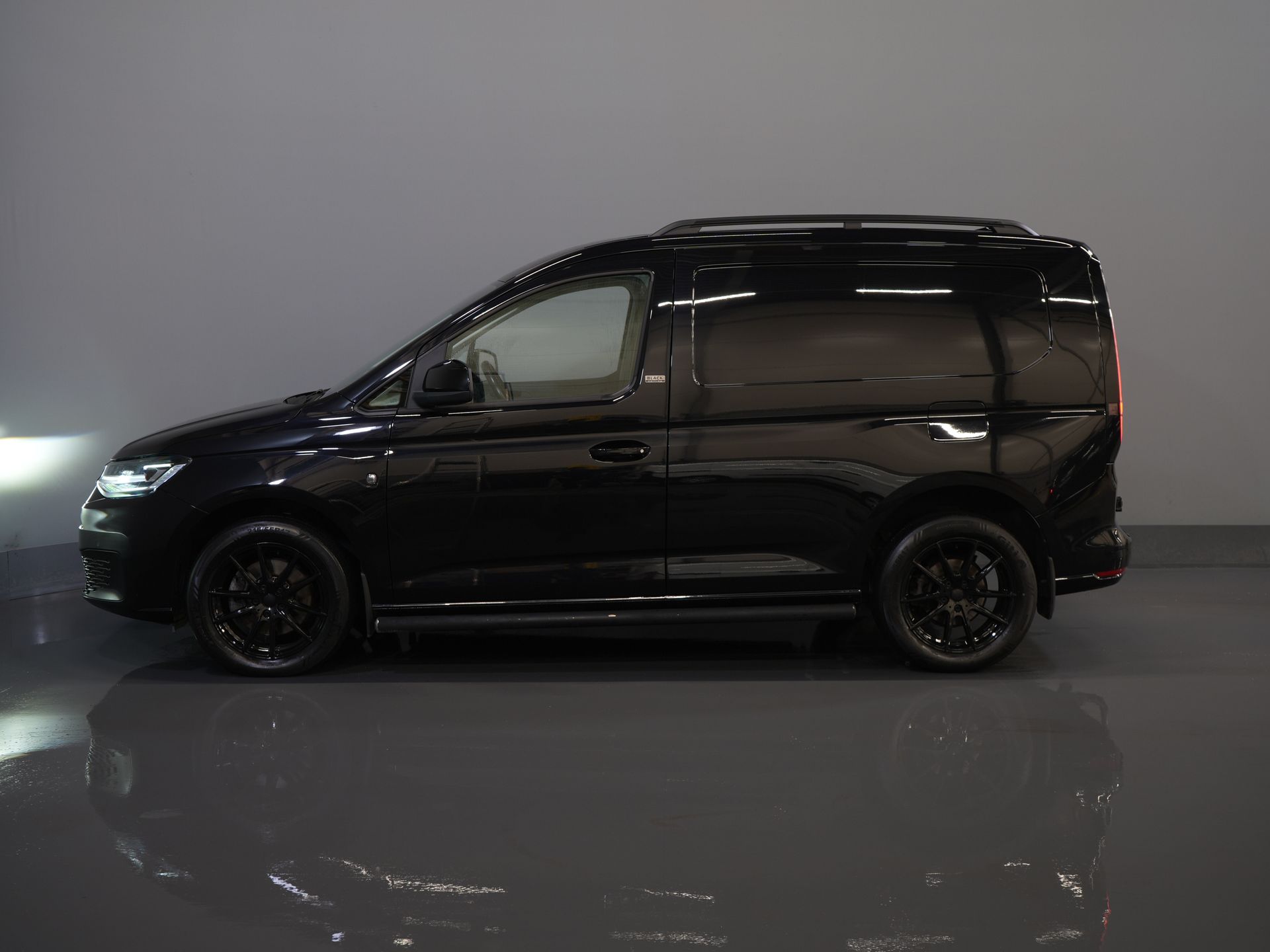 Volkswagen Caddy Cargo Bestelbus 2.0 TDI 125 pk DSG Aut. BPM VRIJ! Black Edition/ LED/ Virtual Cockpit/ Leder/ Adapt. Cruise/ Carplay/ Stoelverw./ Camera