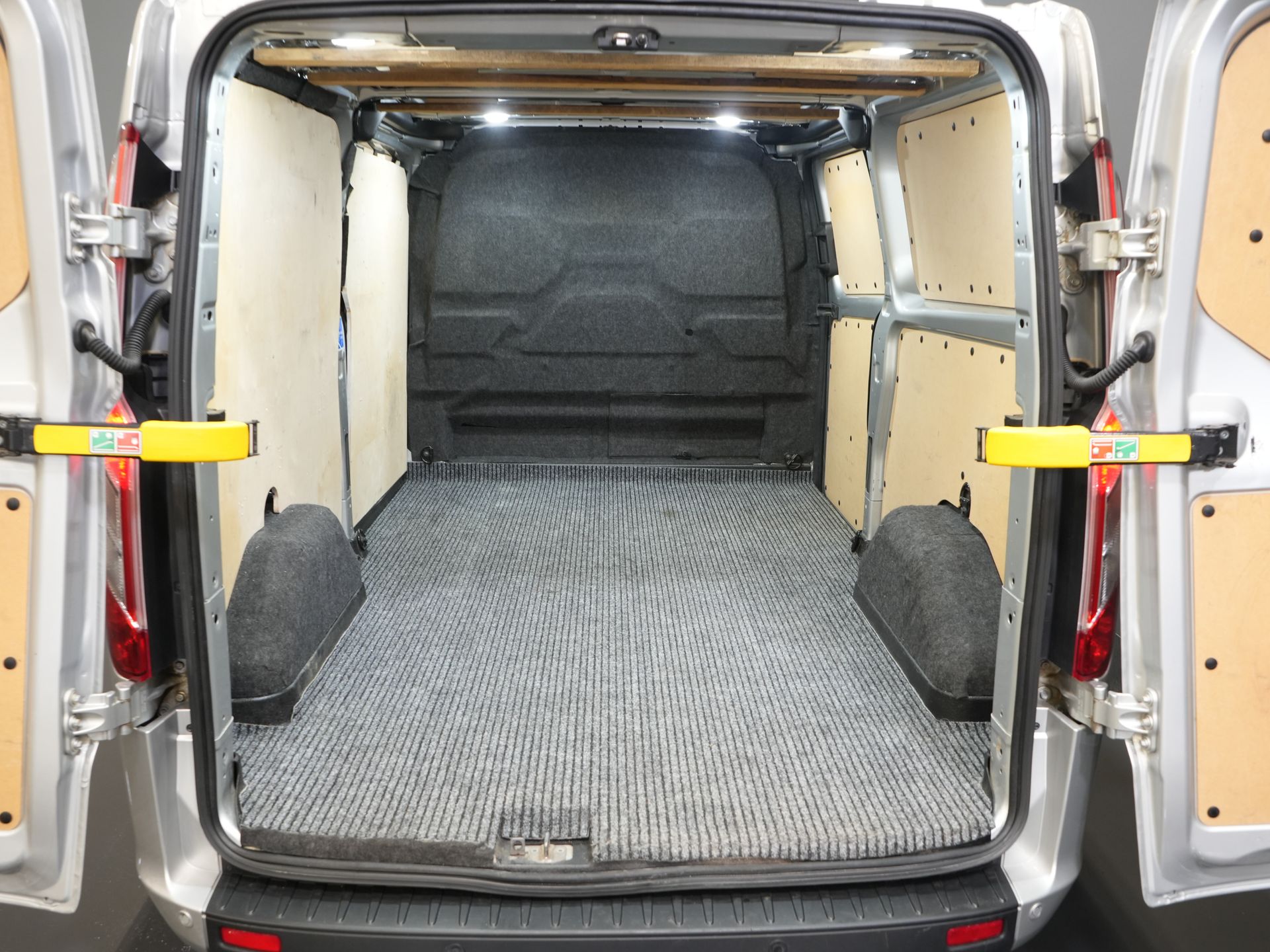 Ford Transit Custom Bestelbus 2.0 TDCI 130 pk Aut. L2 Carplay/ Airco/ Cruise/ Camera/ PDC V+A/ DAB