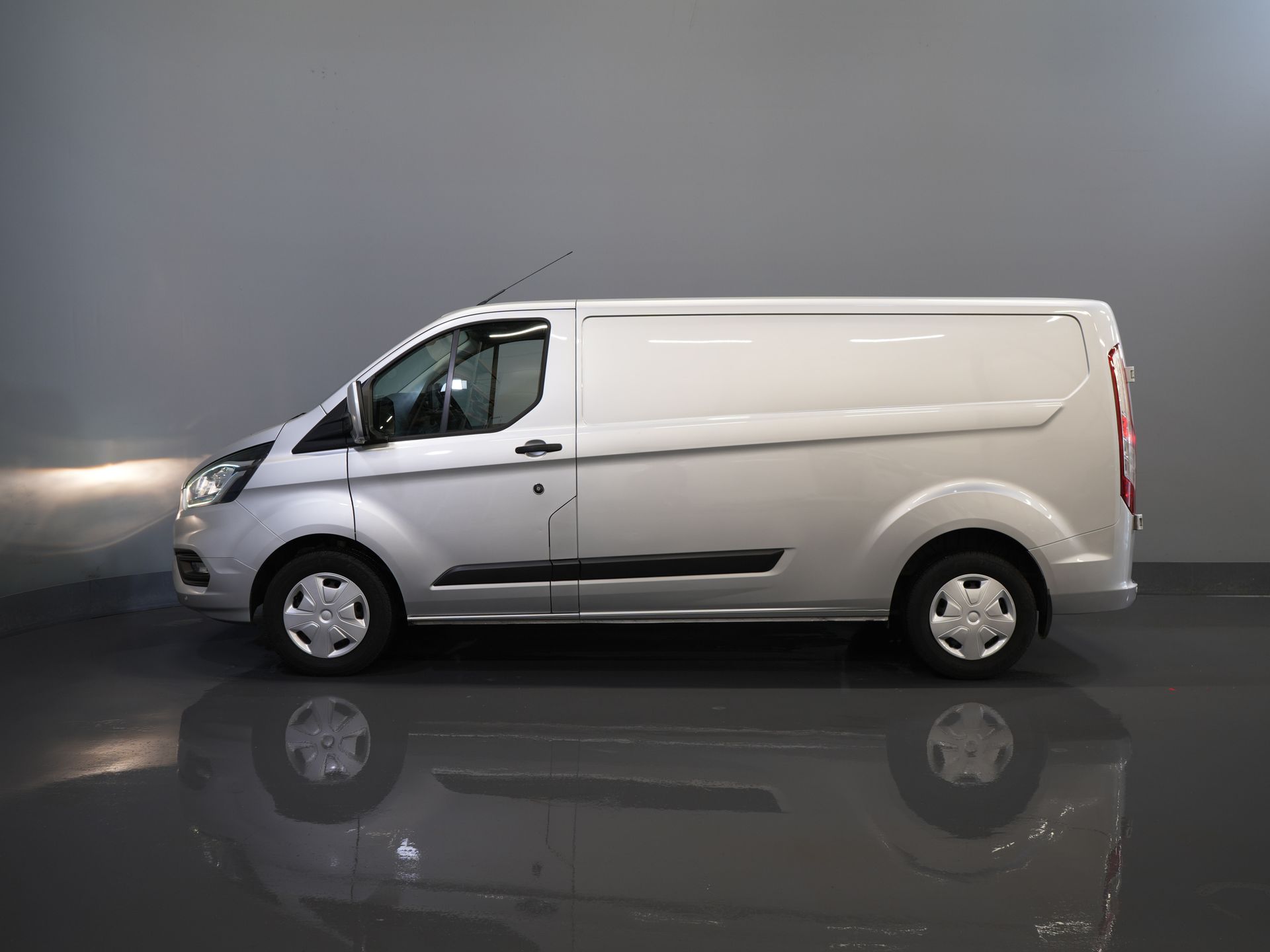 Ford Transit Custom Bestelbus 2.0 TDCI 130 pk Aut. L2 Carplay/ Airco/ Cruise/ Camera/ PDC V+A/ DAB