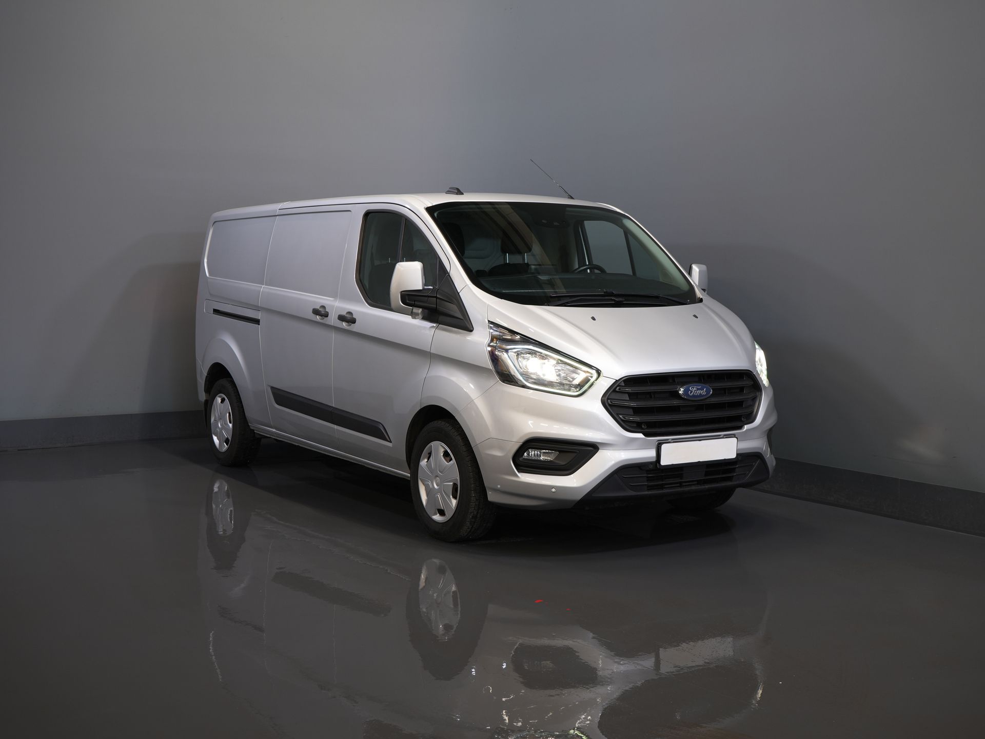 Ford Transit Custom Bestelbus 2.0 TDCI 130 pk Aut. L2 Carplay/ Airco/ Cruise/ Camera/ PDC V+A/ DAB