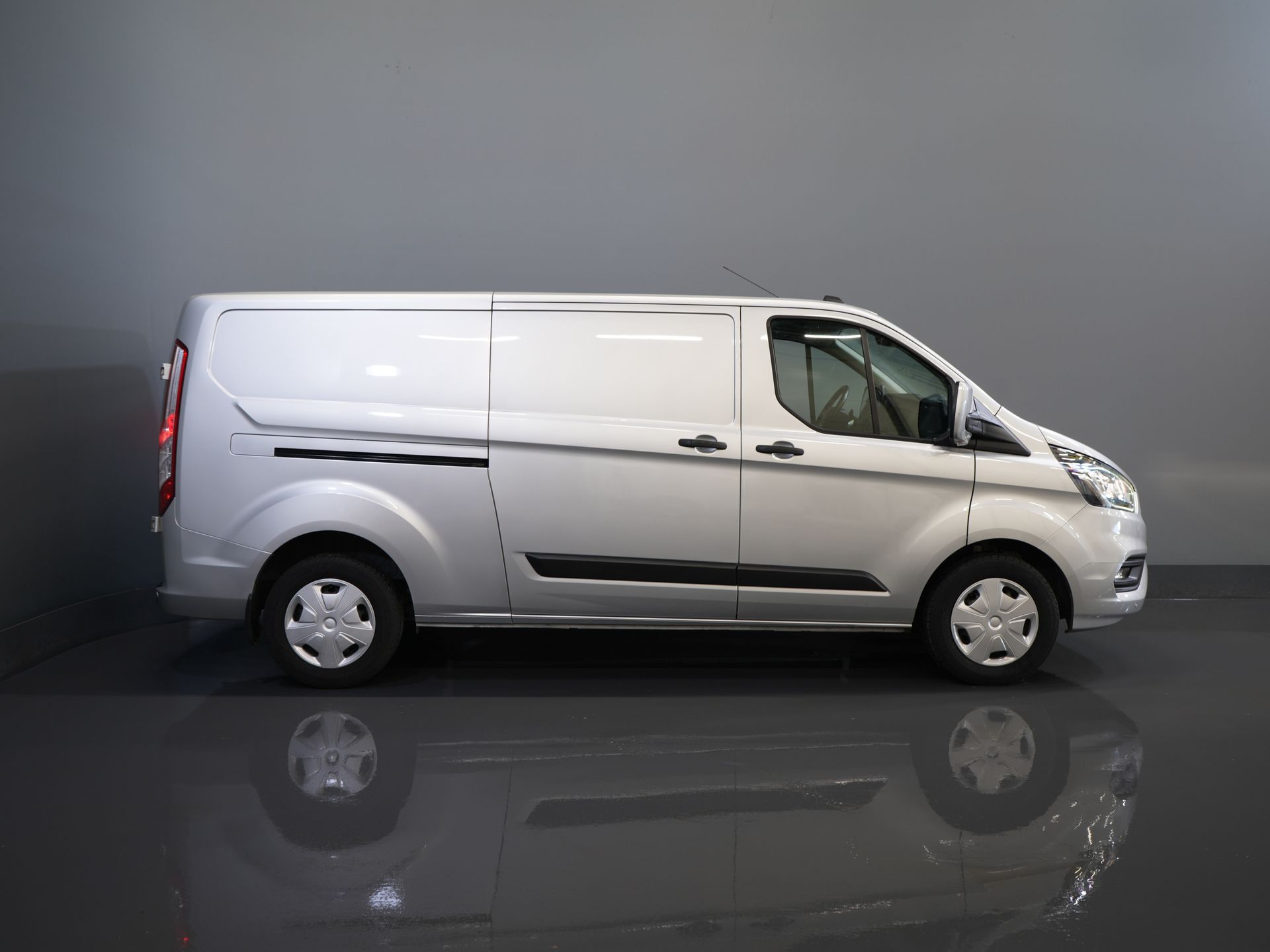 Ford Transit Custom Bestelbus 2.0 TDCI 130 pk Aut. L2 Carplay/ Airco/ Cruise/ Camera/ PDC V+A/ DAB
