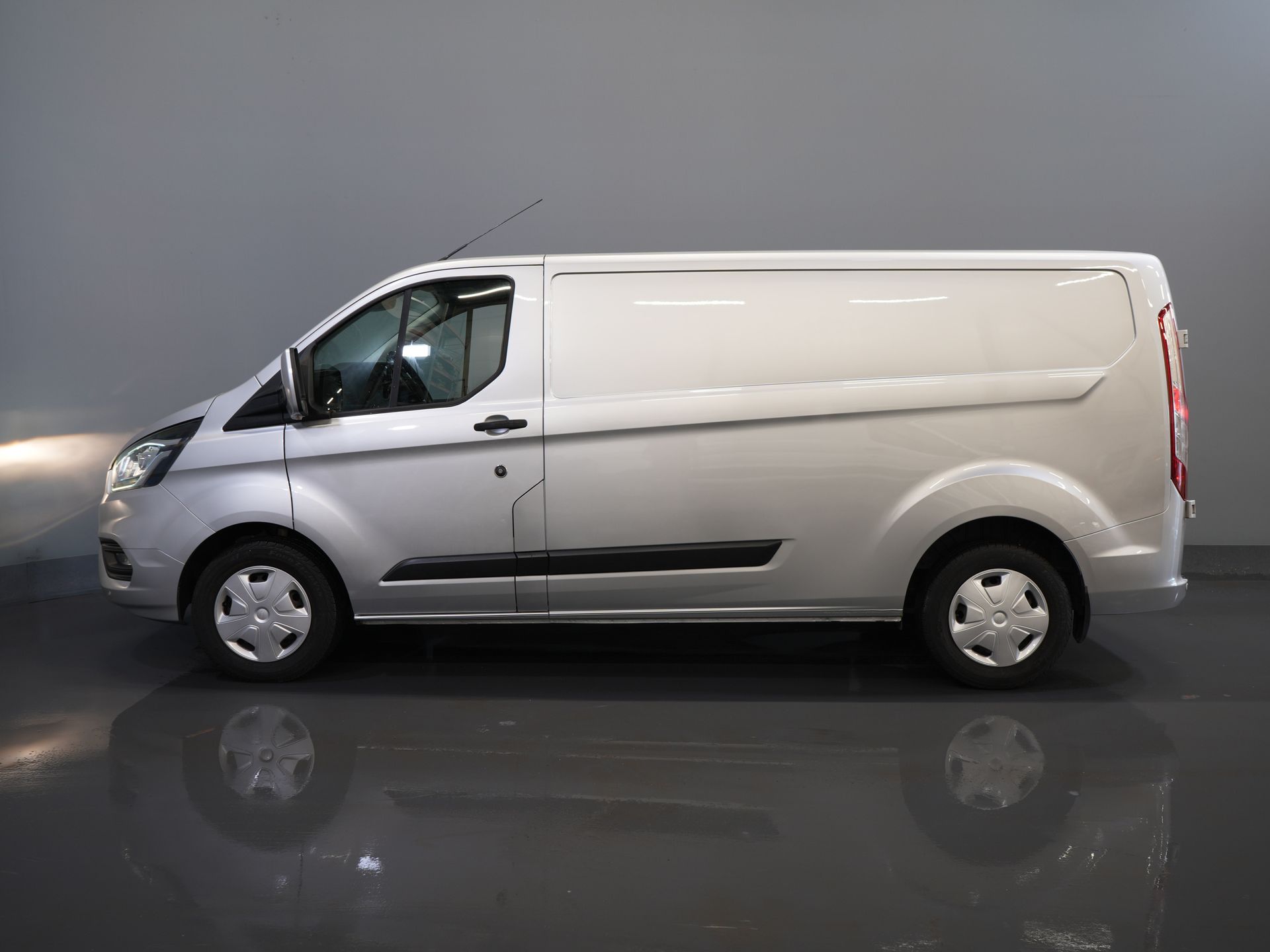 Ford Transit Custom Van 2.0 TDCI 130 hp Aut. L2 Carplay/ Airco/ Cruise/ Kamera/ PDC V+A/ DAB