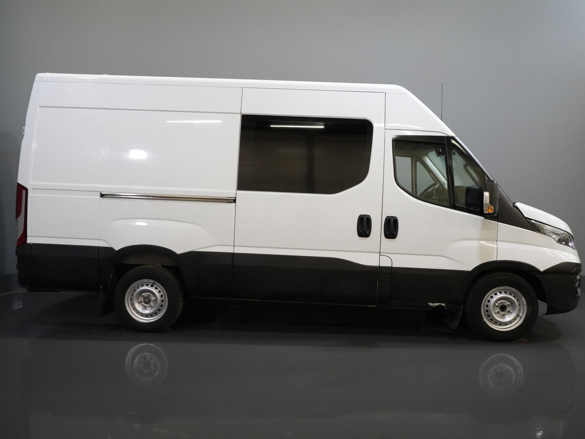 Iveco Daily Furgonetas 35S16V 2.3 L3H2 155 CV Aut DC Doble Cabina SÓLO EXPORTACIÓN 3.5T remolque/ Clima/ Crucero/ Cámara/ Gancho de remolque
