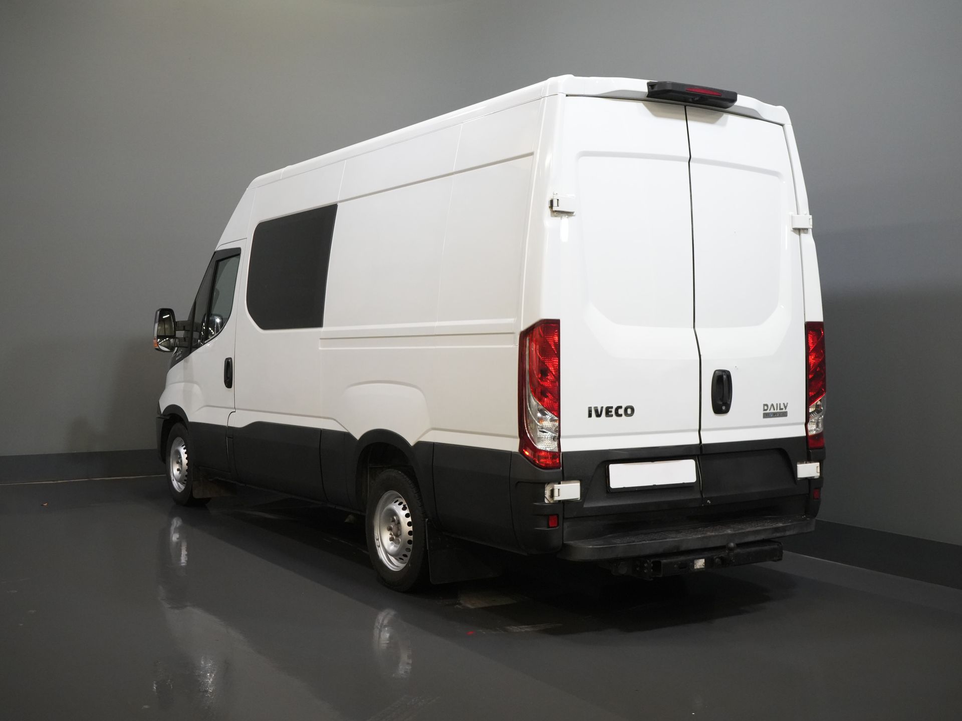 Iveco Daily Furgonetas 35S16V 2.3 L3H2 155 CV Aut DC Doble Cabina SÓLO EXPORTACIÓN 3.5T remolque/ Clima/ Crucero/ Cámara/ Gancho de remolque