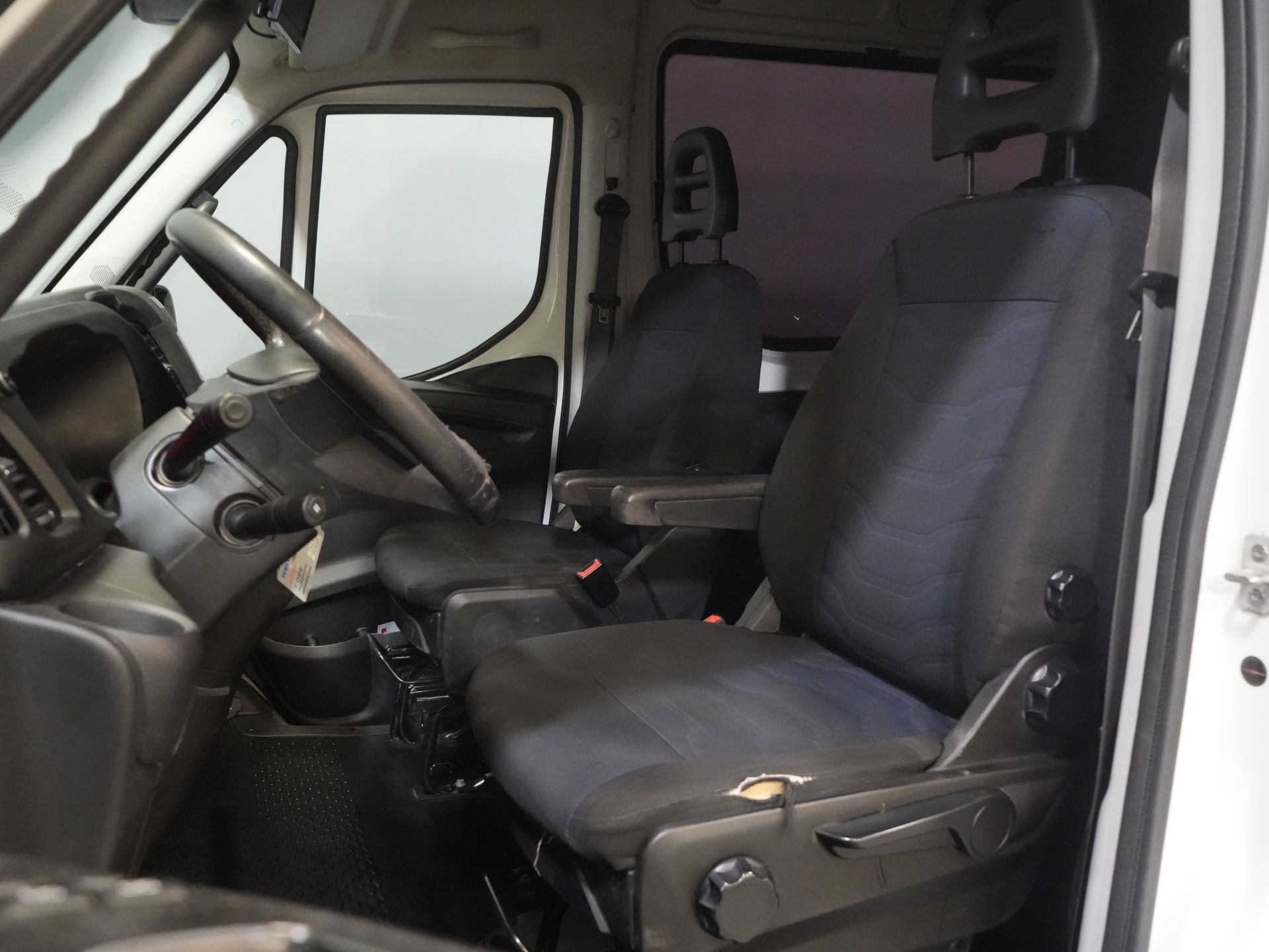 Iveco Daily Furgonetas 35S16V 2.3 L3H2 155 CV Aut DC Doble Cabina SÓLO EXPORTACIÓN 3.5T remolque/ Clima/ Crucero/ Cámara/ Gancho de remolque