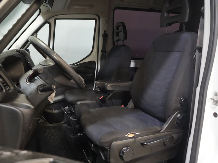 Iveco Daily Furgonetas 35S16V 2.3 L3H2 155 CV Aut DC Doble Cabina SÓLO EXPORTACIÓN 3.5T remolque/ Clima/ Crucero/ Cámara/ Gancho de remolque