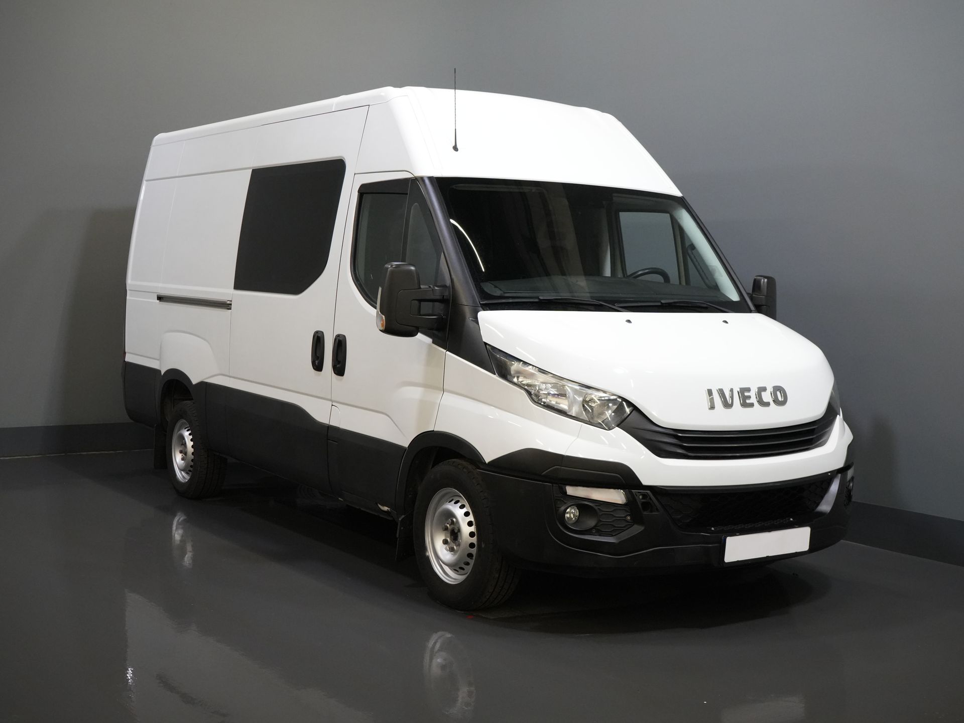 Iveco Daily Furgonetas 35S16V 2.3 L3H2 155 CV Aut DC Doble Cabina SÓLO EXPORTACIÓN 3.5T remolque/ Clima/ Crucero/ Cámara/ Gancho de remolque