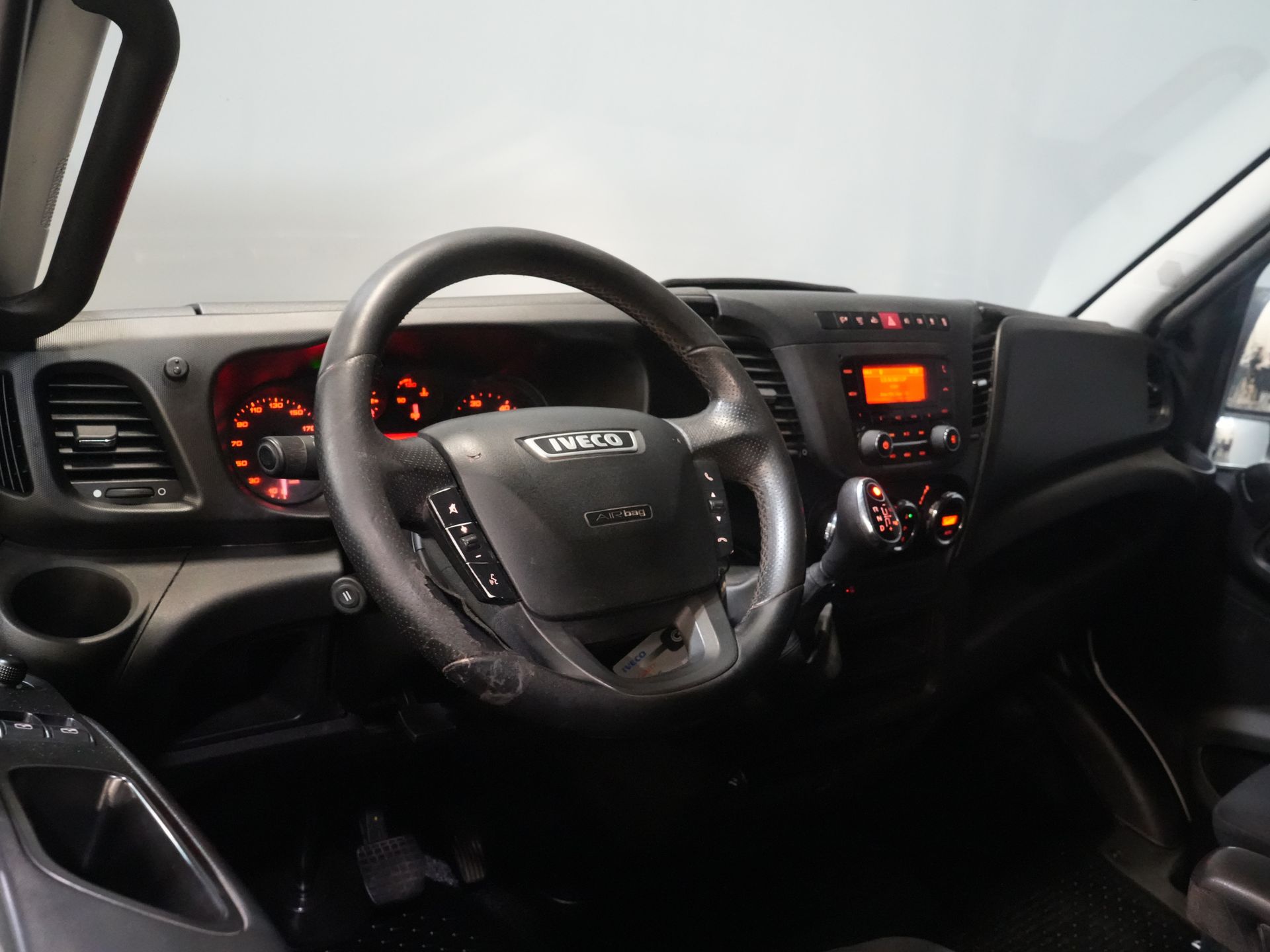 Iveco Daily Furgonetas 35S16V 2.3 L3H2 155 CV Aut DC Doble Cabina SÓLO EXPORTACIÓN 3.5T remolque/ Clima/ Crucero/ Cámara/ Gancho de remolque