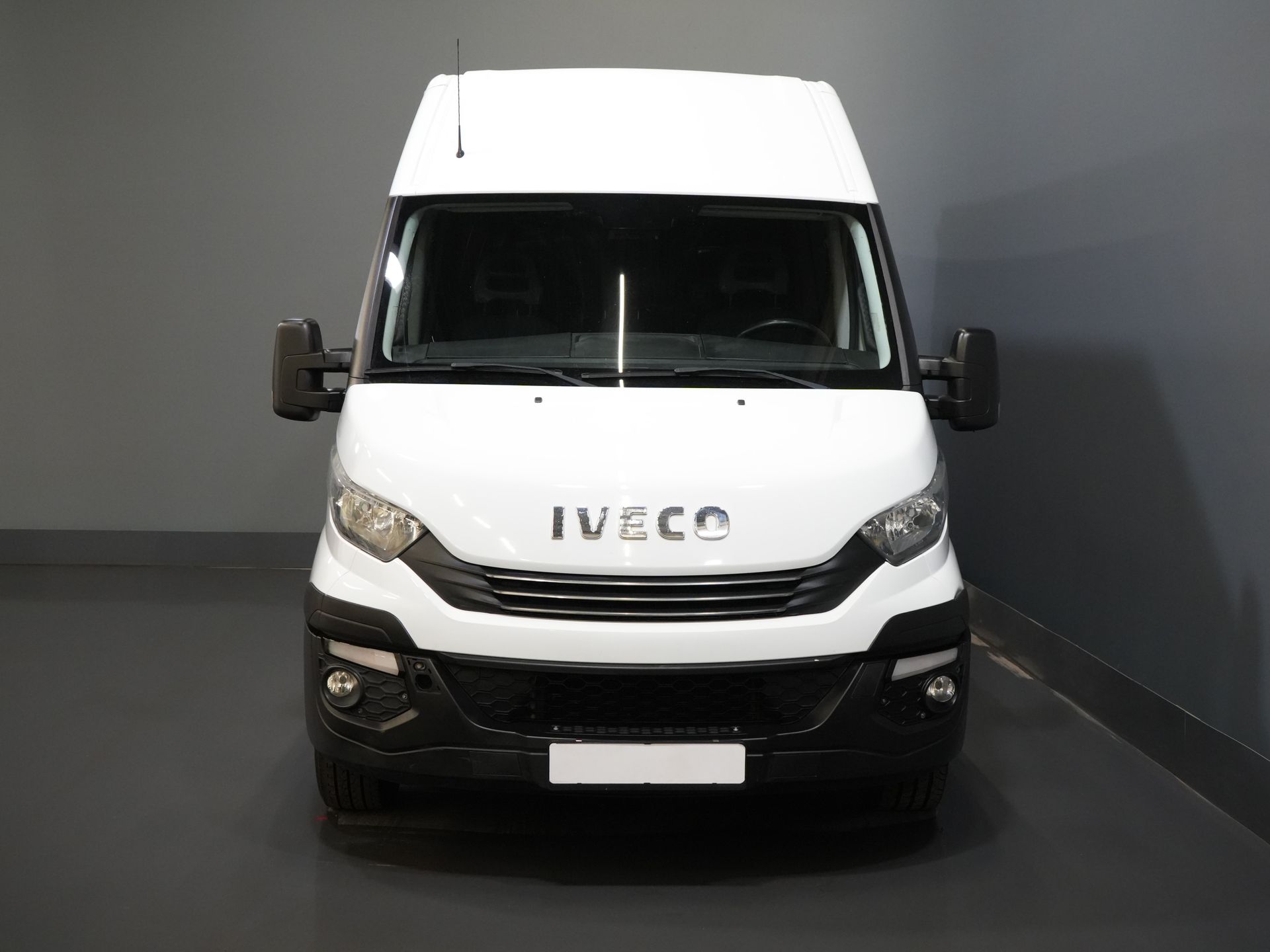 Iveco Daily Furgonetas 35S16V 2.3 L3H2 155 CV Aut DC Doble Cabina SÓLO EXPORTACIÓN 3.5T remolque/ Clima/ Crucero/ Cámara/ Gancho de remolque