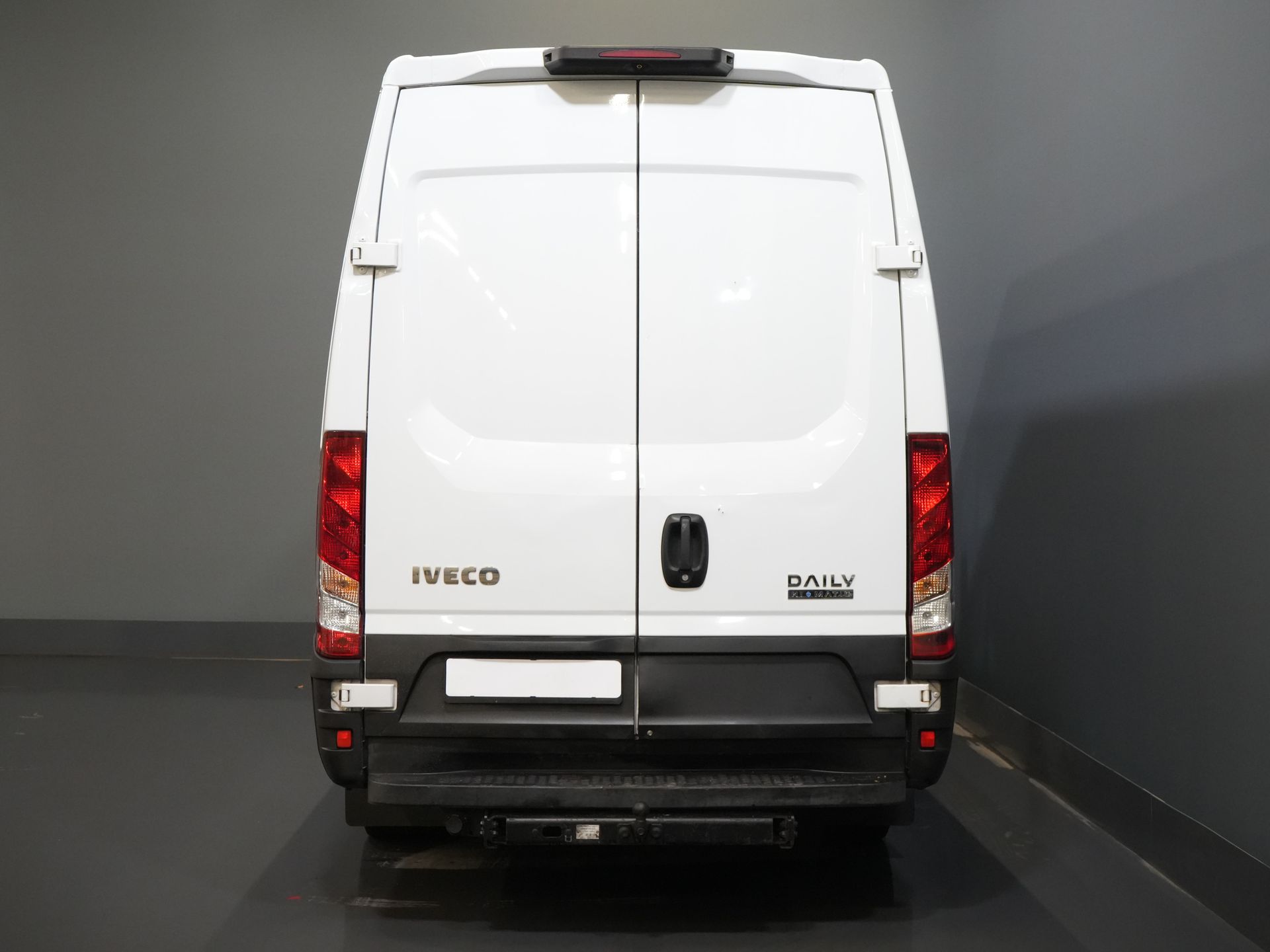 Iveco Daily Furgonetas 35S16V 2.3 L3H2 155 CV Aut DC Doble Cabina SÓLO EXPORTACIÓN 3.5T remolque/ Clima/ Crucero/ Cámara/ Gancho de remolque