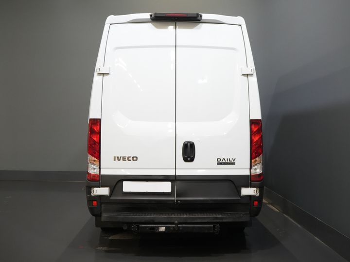 Iveco Daily Furgonetas 35S16V 2.3 L3H2 155 CV Aut DC Doble Cabina SÓLO EXPORTACIÓN 3.5T remolque/ Clima/ Crucero/ Cámara/ Gancho de remolque