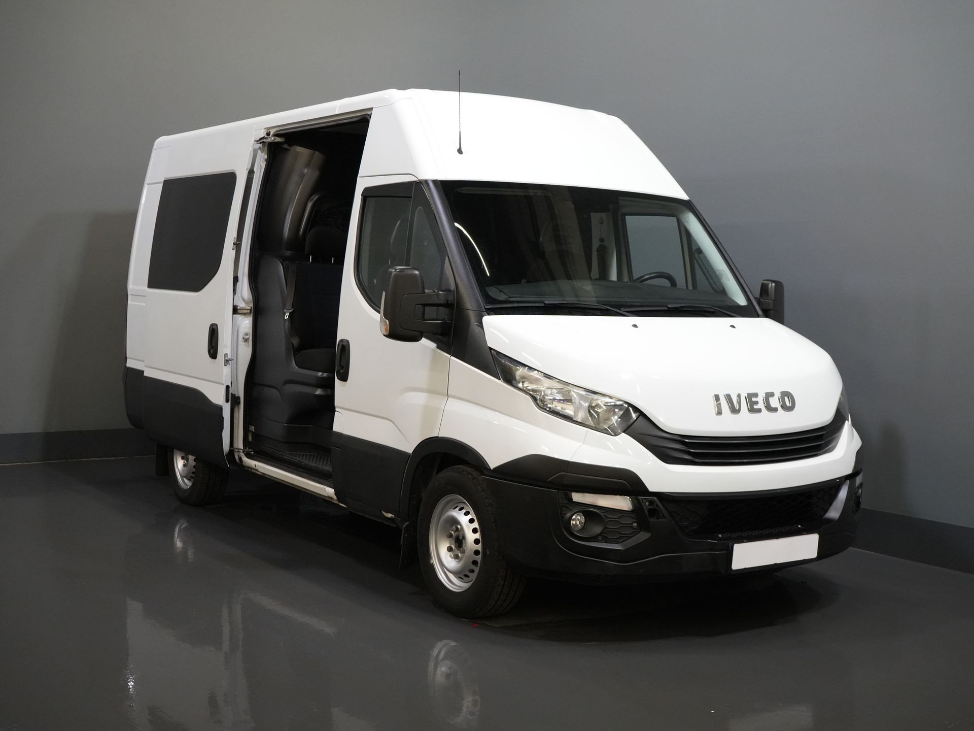Iveco Daily Furgonetas 35S16V 2.3 L3H2 155 CV Aut DC Doble Cabina SÓLO EXPORTACIÓN 3.5T remolque/ Clima/ Crucero/ Cámara/ Gancho de remolque