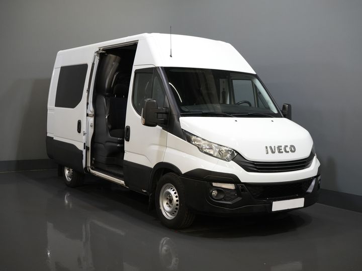 Iveco Daily Furgonetas 35S16V 2.3 L3H2 155 CV Aut DC Doble Cabina SÓLO EXPORTACIÓN 3.5T remolque/ Clima/ Crucero/ Cámara/ Gancho de remolque