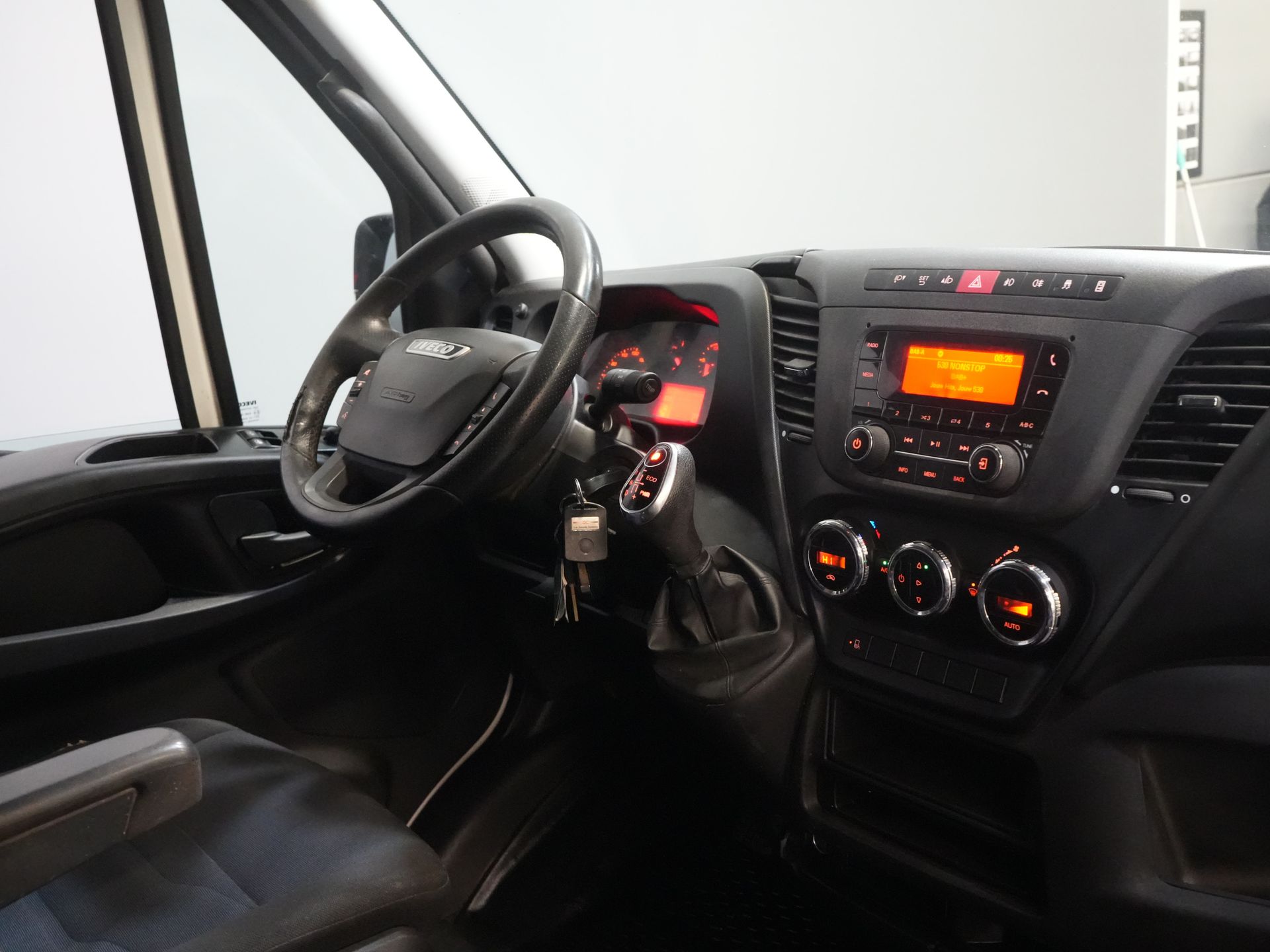 Iveco Daily Furgonetas 35S16V 2.3 L3H2 155 CV Aut DC Doble Cabina SÓLO EXPORTACIÓN 3.5T remolque/ Clima/ Crucero/ Cámara/ Gancho de remolque