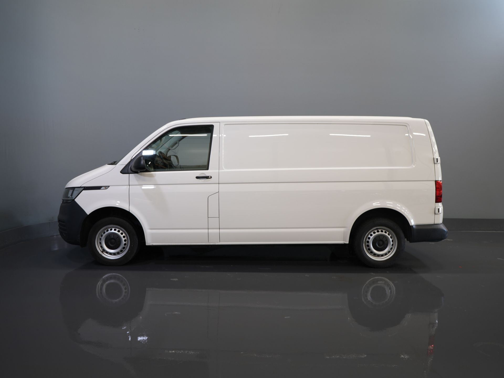 Volkswagen Transporter Van 2.0 TDI L2 BPM БЕЗКОШТОВНО! NL Car/ Carplay/ Cruise/ Airco/ Navi/ PDC
