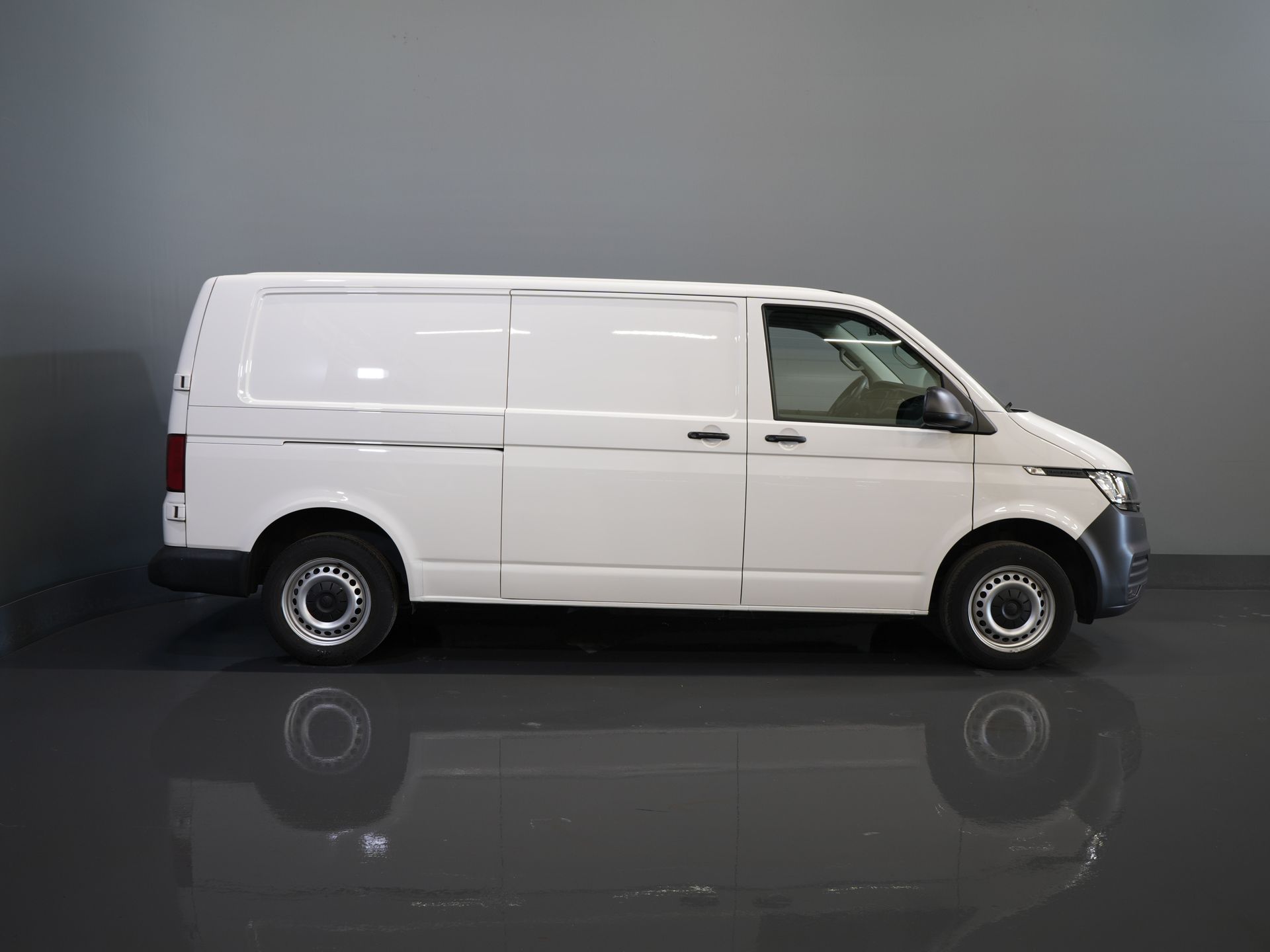 Volkswagen Transporter Van 2.0 TDI L2 BPM БЕЗКОШТОВНО! NL Car/ Carplay/ Cruise/ Airco/ Navi/ PDC