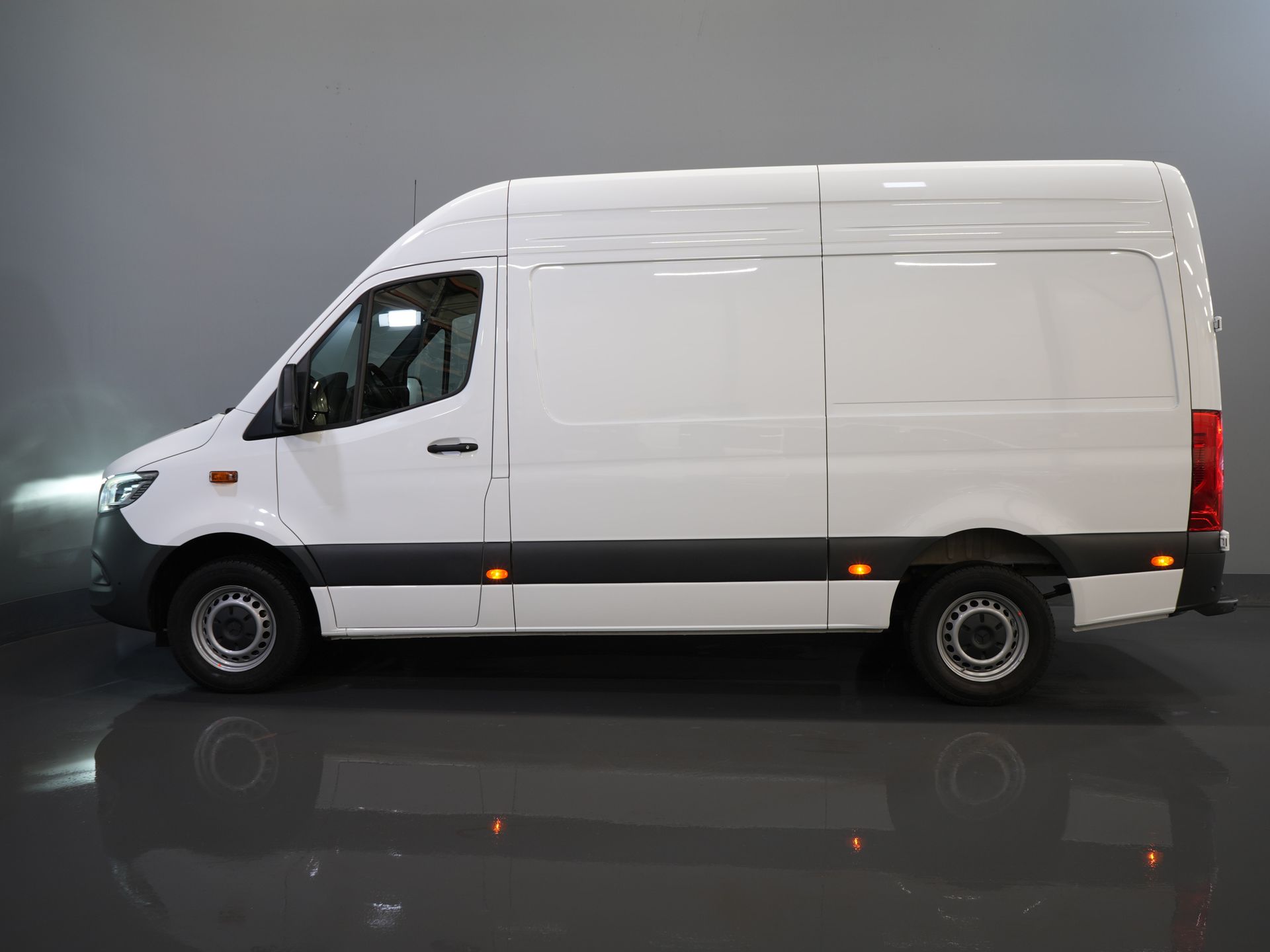 Mercedes-Benz Sprinter Bestelbus 317 CDI Aut. L2H2 3.5t Trekverm./ LED/ Gev.Stoel/ 270 Gr.Deuren/ Stoelverw./ Navi/ Camera/ PDC/ Cruise/ Airco